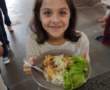  Com a oferta de três refeições por turno, o programa Mais Merenda leva maior variedade, sabor e nutrientes à alimentação escolar do Paraná. 