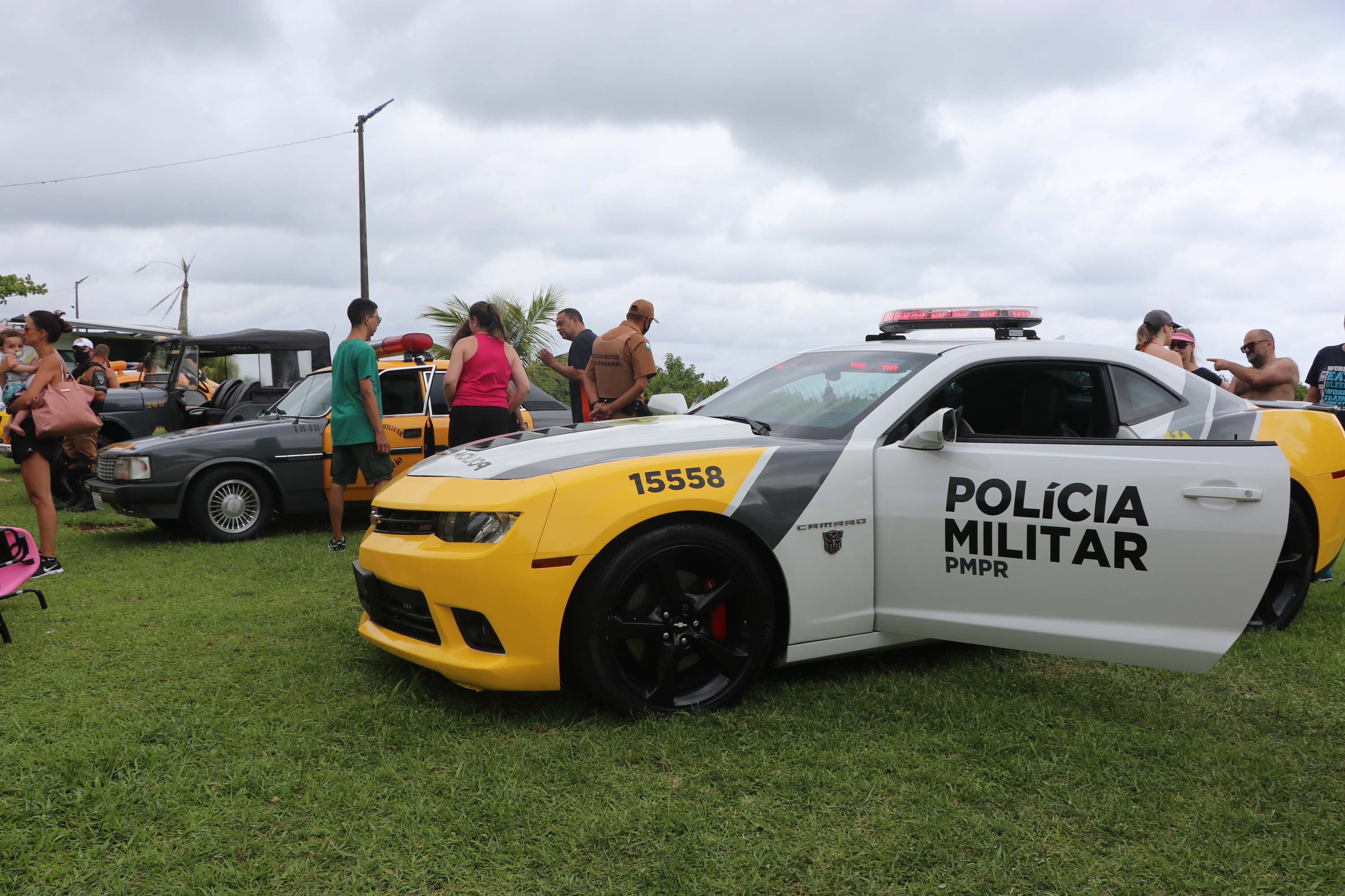 Carro de polícia criança máquina. Desenho da policia. Carros