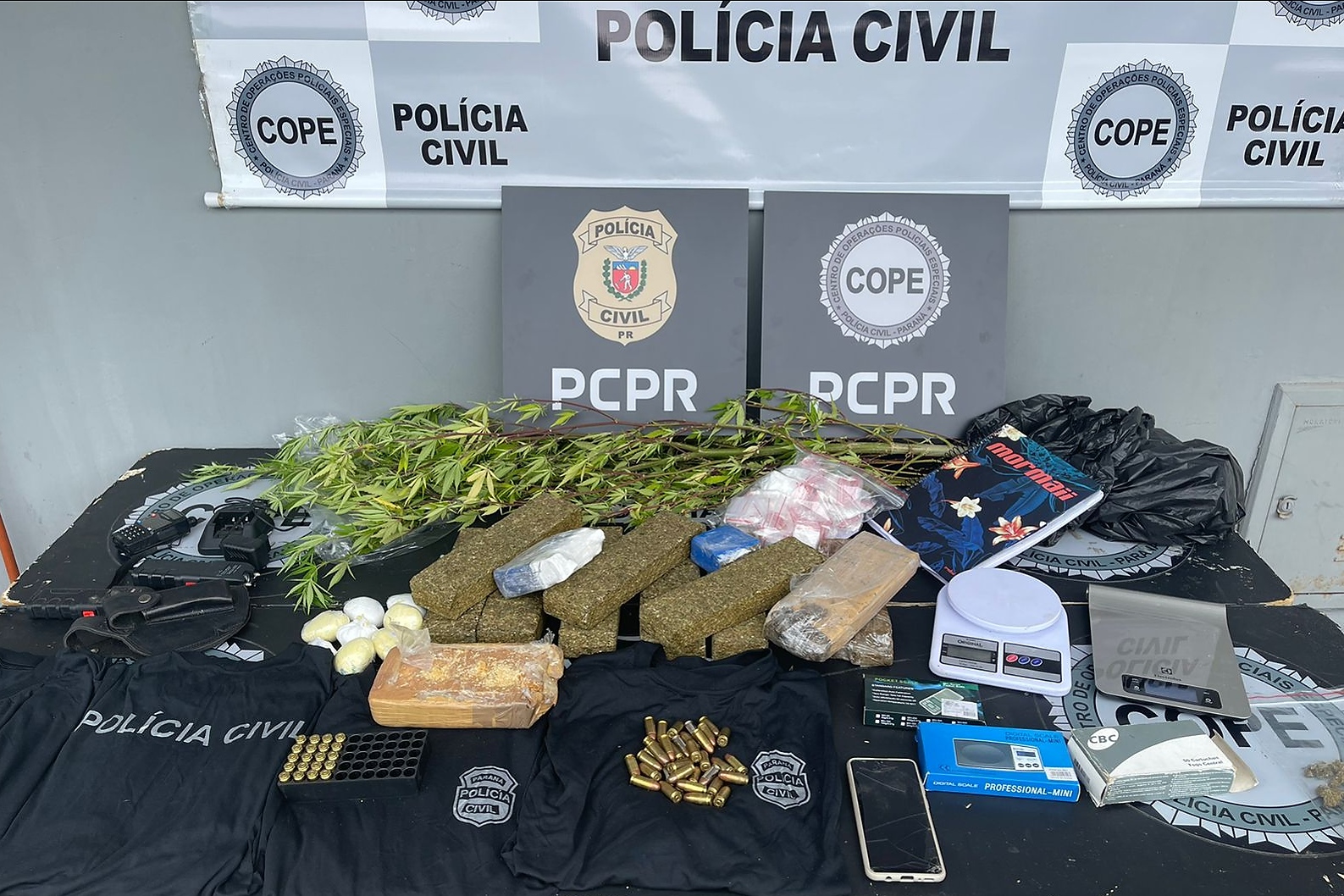 Em operação na Grande Curitiba, PCPR apreende uniformes falsos da polícia e drogas do crime organizado