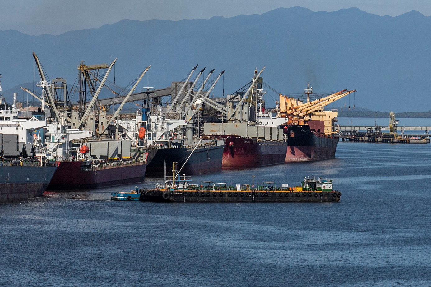 Em volume e quantidade, movimento para abastecer navios está maior no Porto de Paranaguá