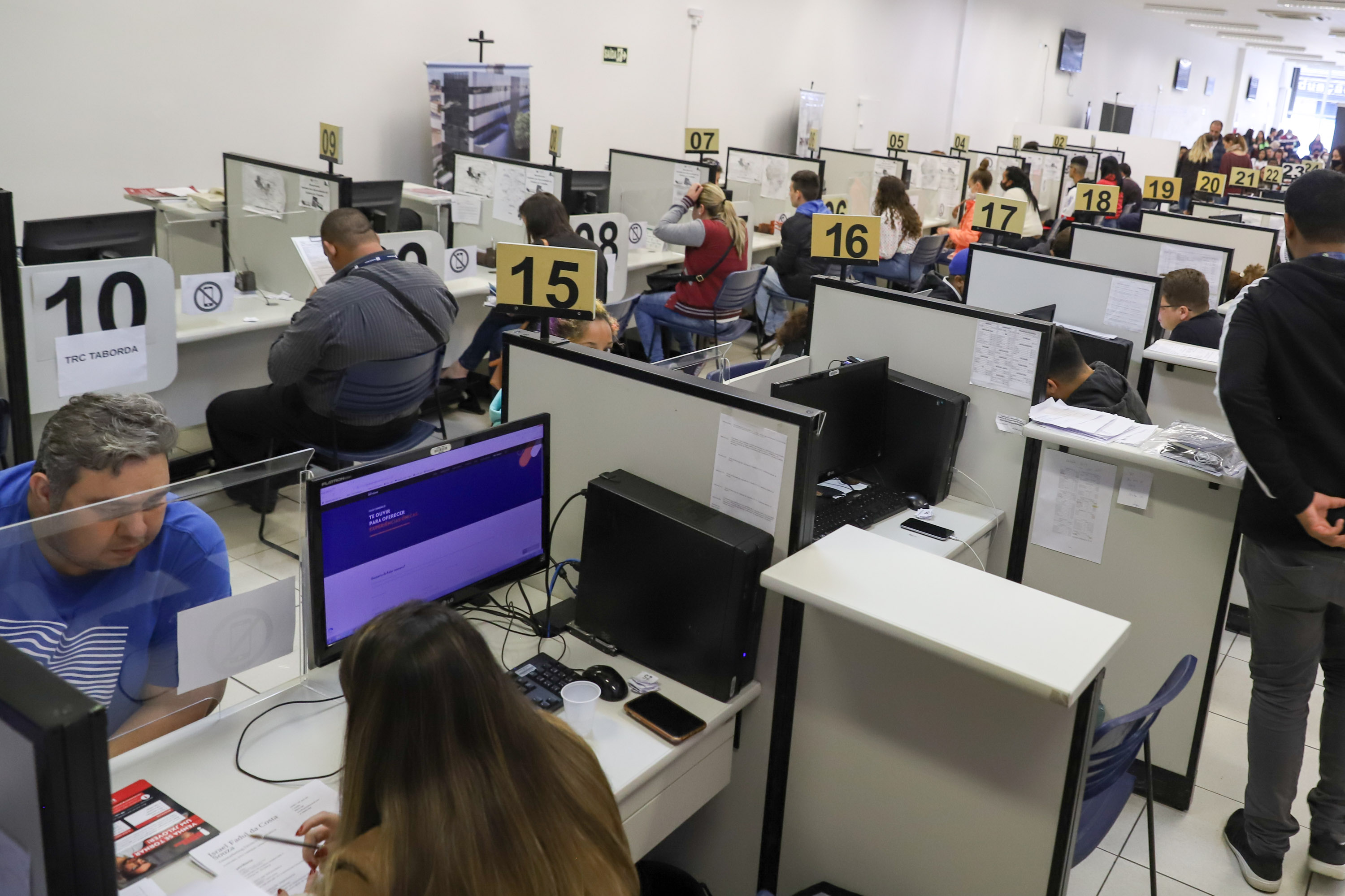 Mutirão de emprego em Itapevi, na Grande SP, oferece mais de 1.800