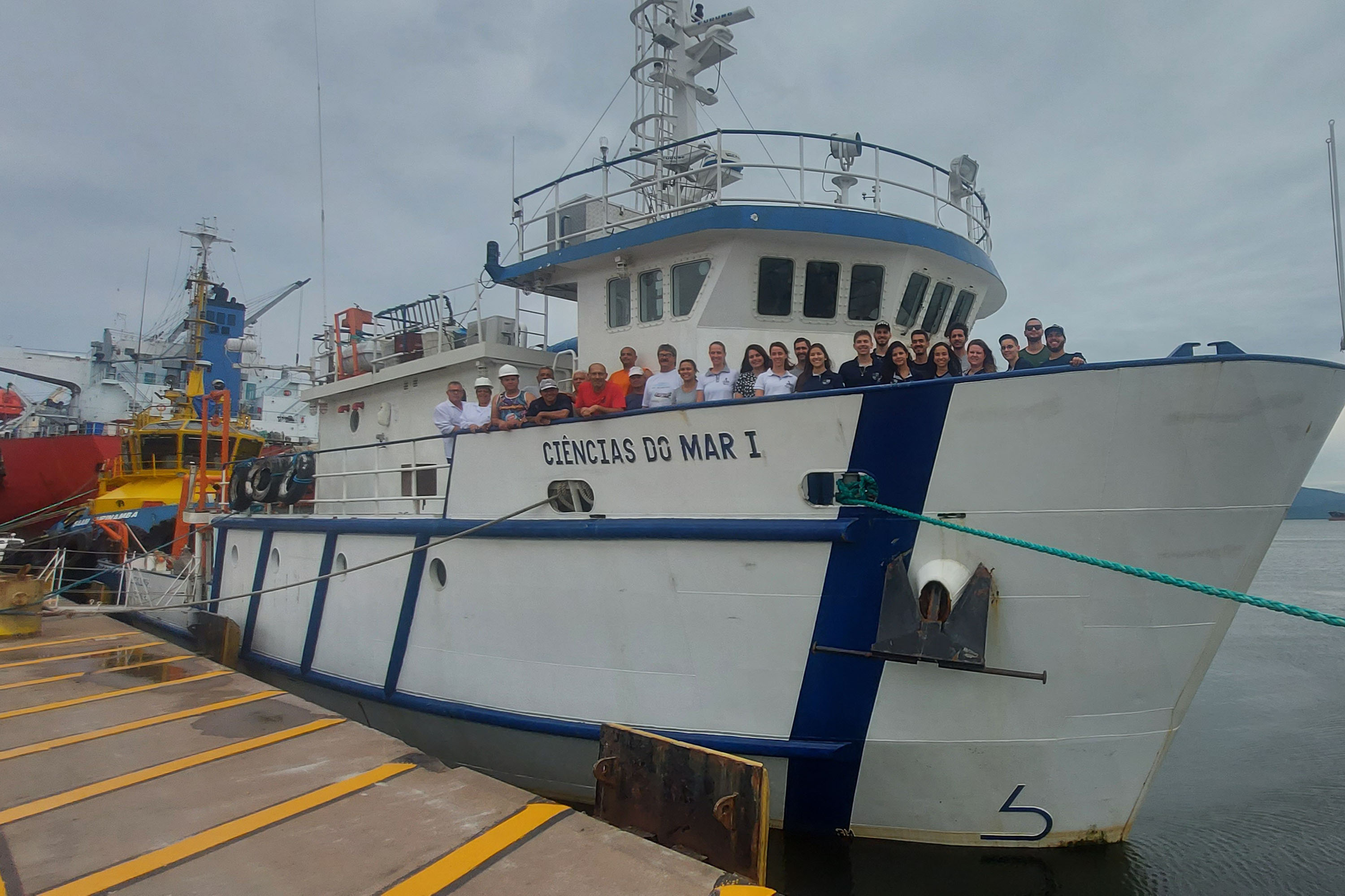 Alunos e professores da Unioeste embarcam no Porto de Paranaguá para atividades em mar
