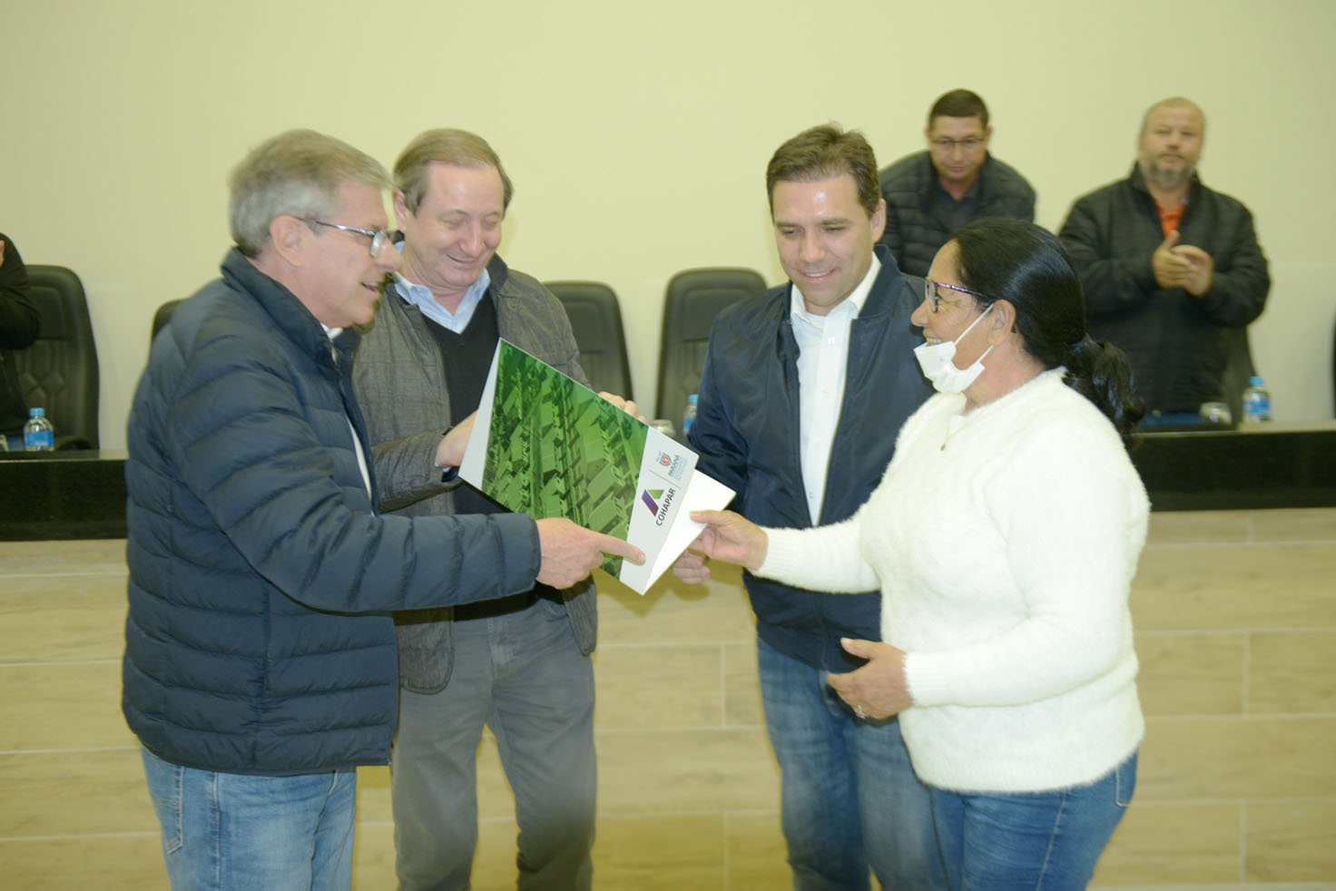  Criado para facilitar a regularização de imóveis sem registro em todo o Paraná, o programa Escritura na Mão será ampliado pelo Governo do Estado a partir de 2023. Com isso, a meta estabelecida inicialmente, de atender 16 mil famílias, deverá ser expandida a partir do firmamento de novas parcerias com os municípios e de um modelo mais simples de contratação - 