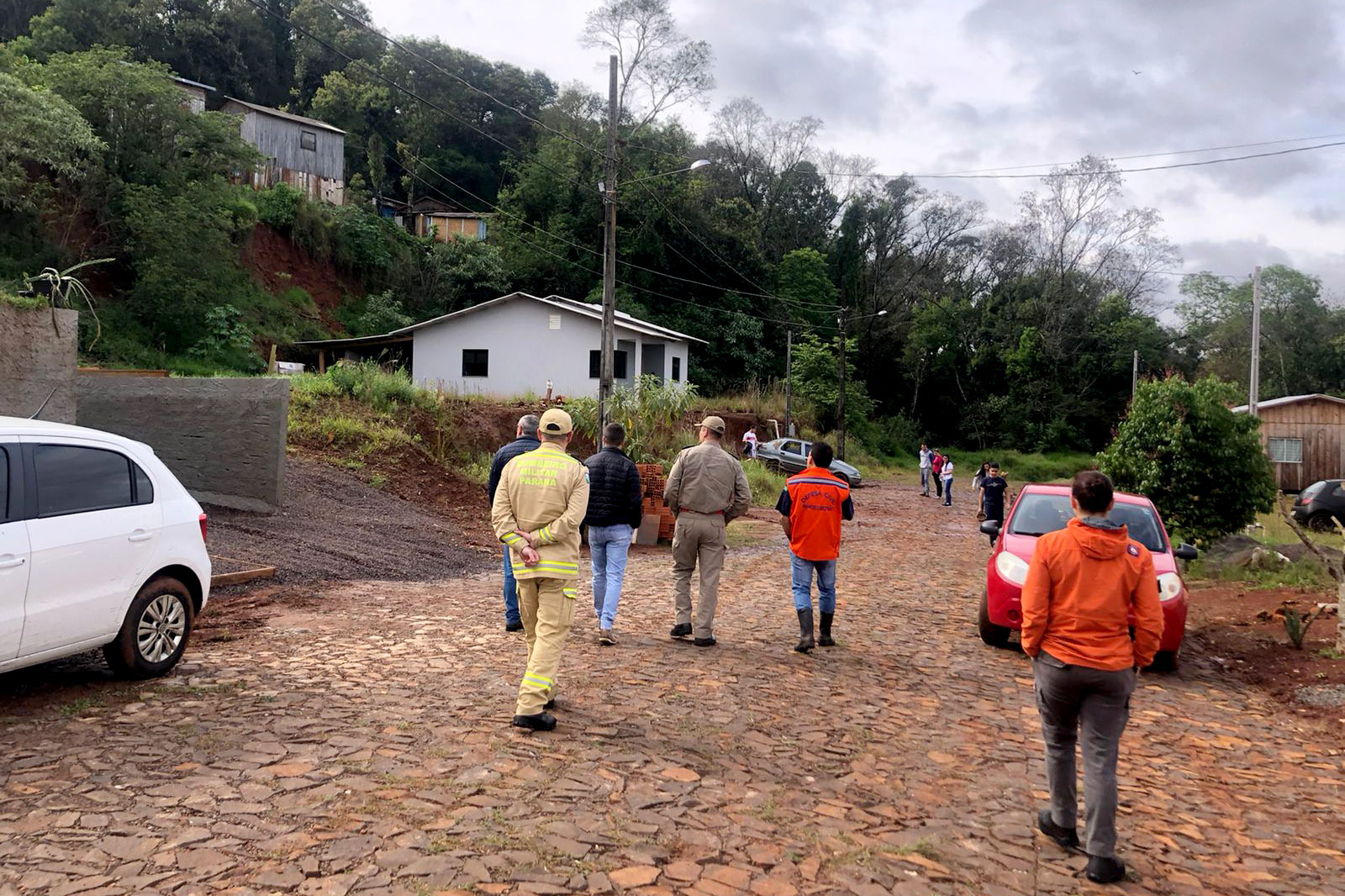 Defesa Civil orienta retirada de pessoas de área de risco em