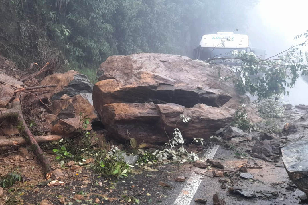 Queda de barreira interdita BR-277 que dá acesso ao litoral do Paraná