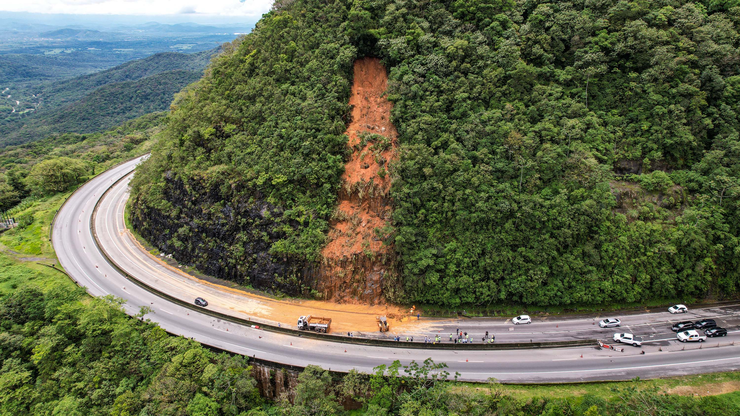 BR-277 foi liberada parcialmente na tarde desta quarta-feira