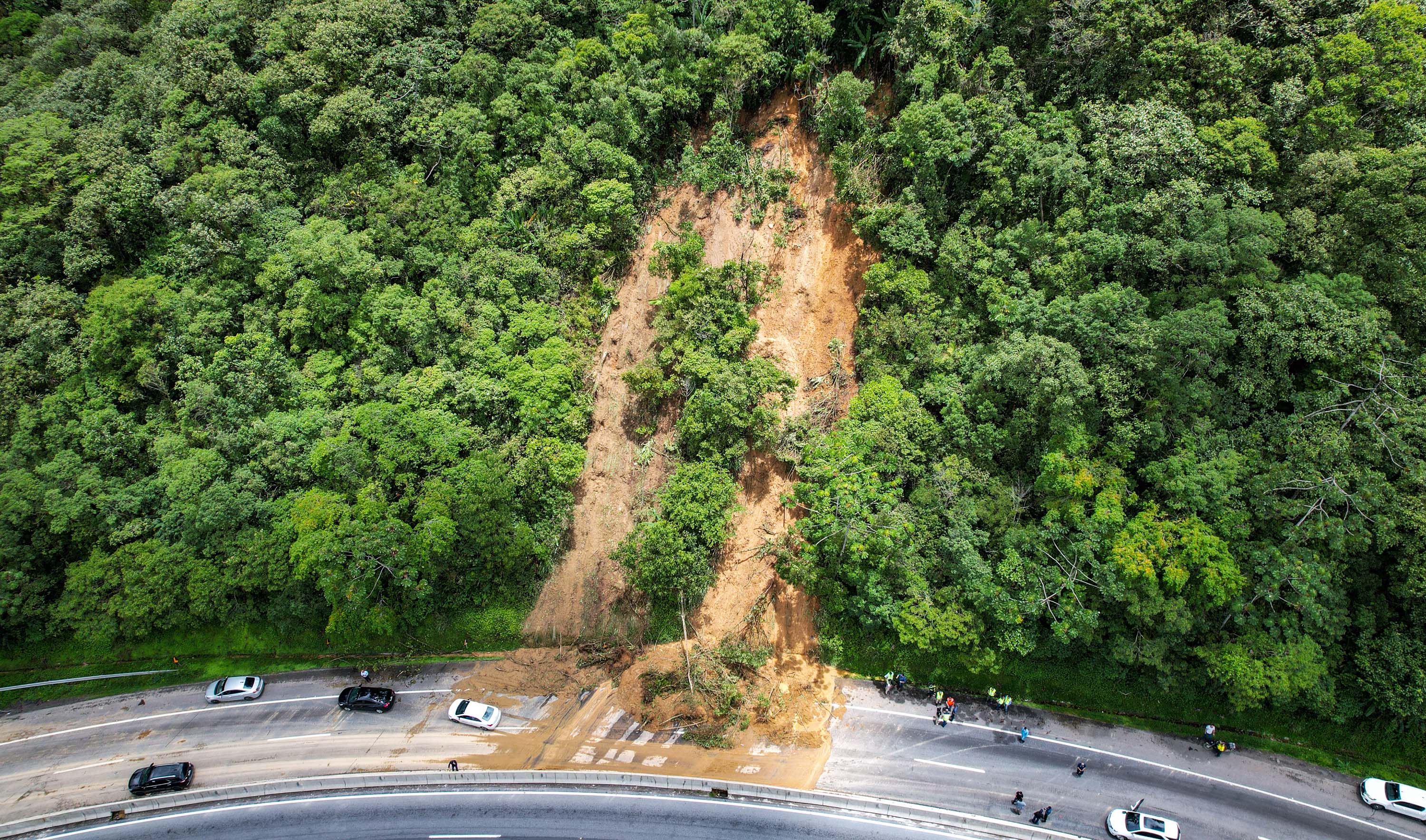 Após novas chuvas, BR-277 no litoral volta a ter pista simples