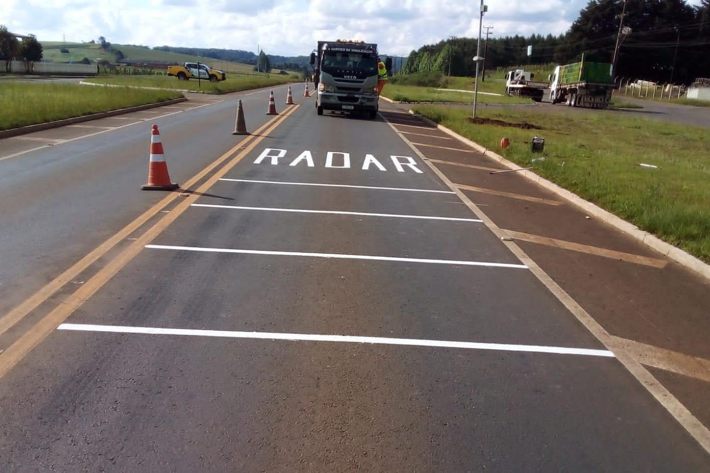 Postes caem durante temporal na BR 277, região do Trevo da Portal