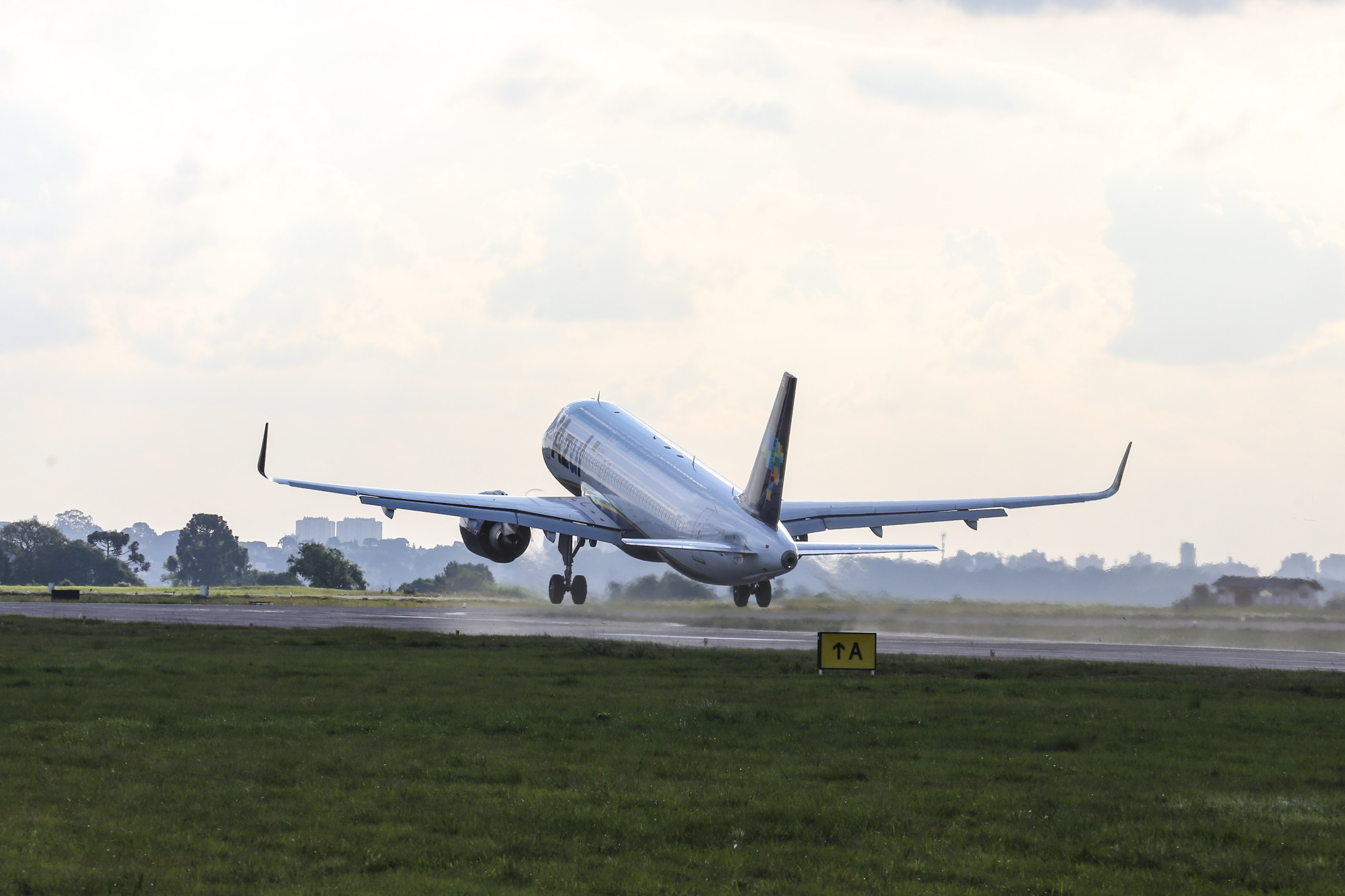 Azul inicia voos de Curitiba a Florianópolis na próxima segunda para facilitar o trânsito entre as cidades até fevereiro