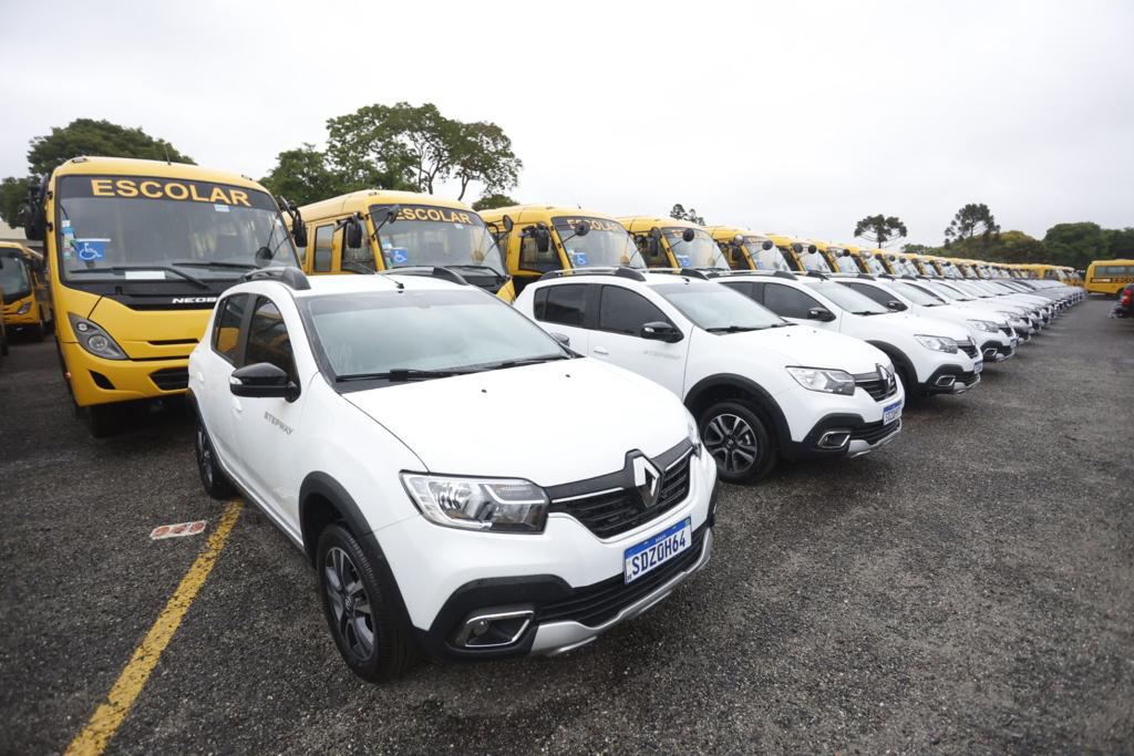 Governador entrega 128 ônibus para transporte de alunos das redes estadual  e municipais