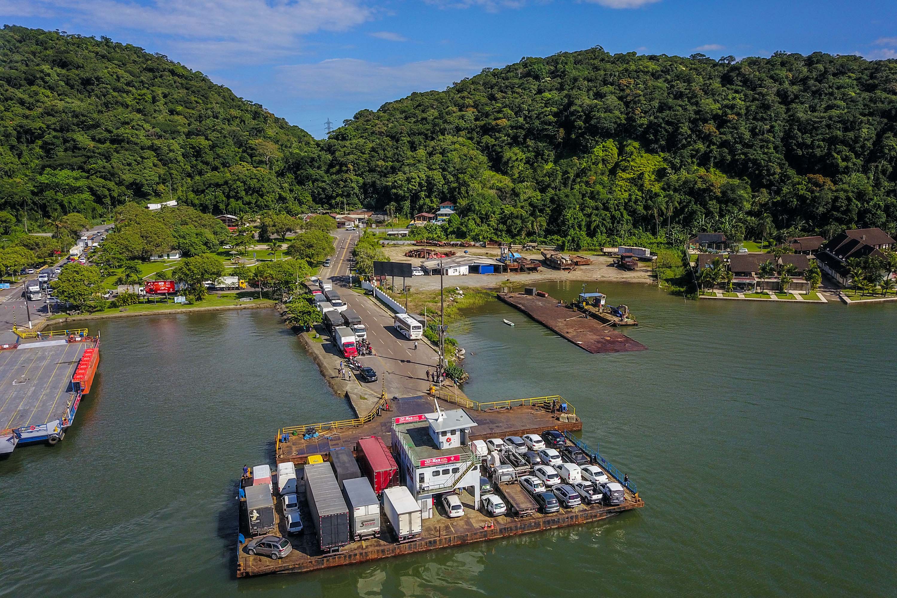 DER/PR alerta para limite de 26 toneladas na travessia do ferry boat de Guaratuba