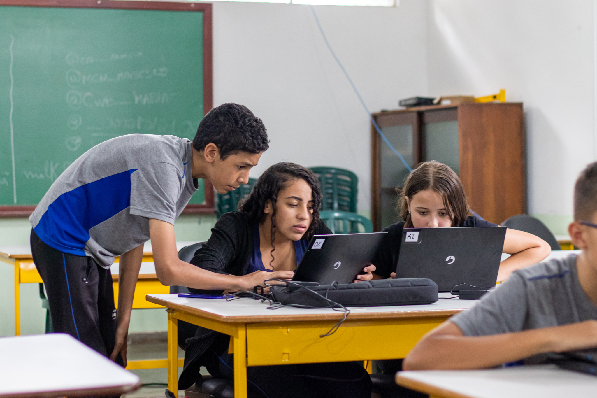 Educação Pública do Paraná chegou ao topo e cortou distância para escolas particulares