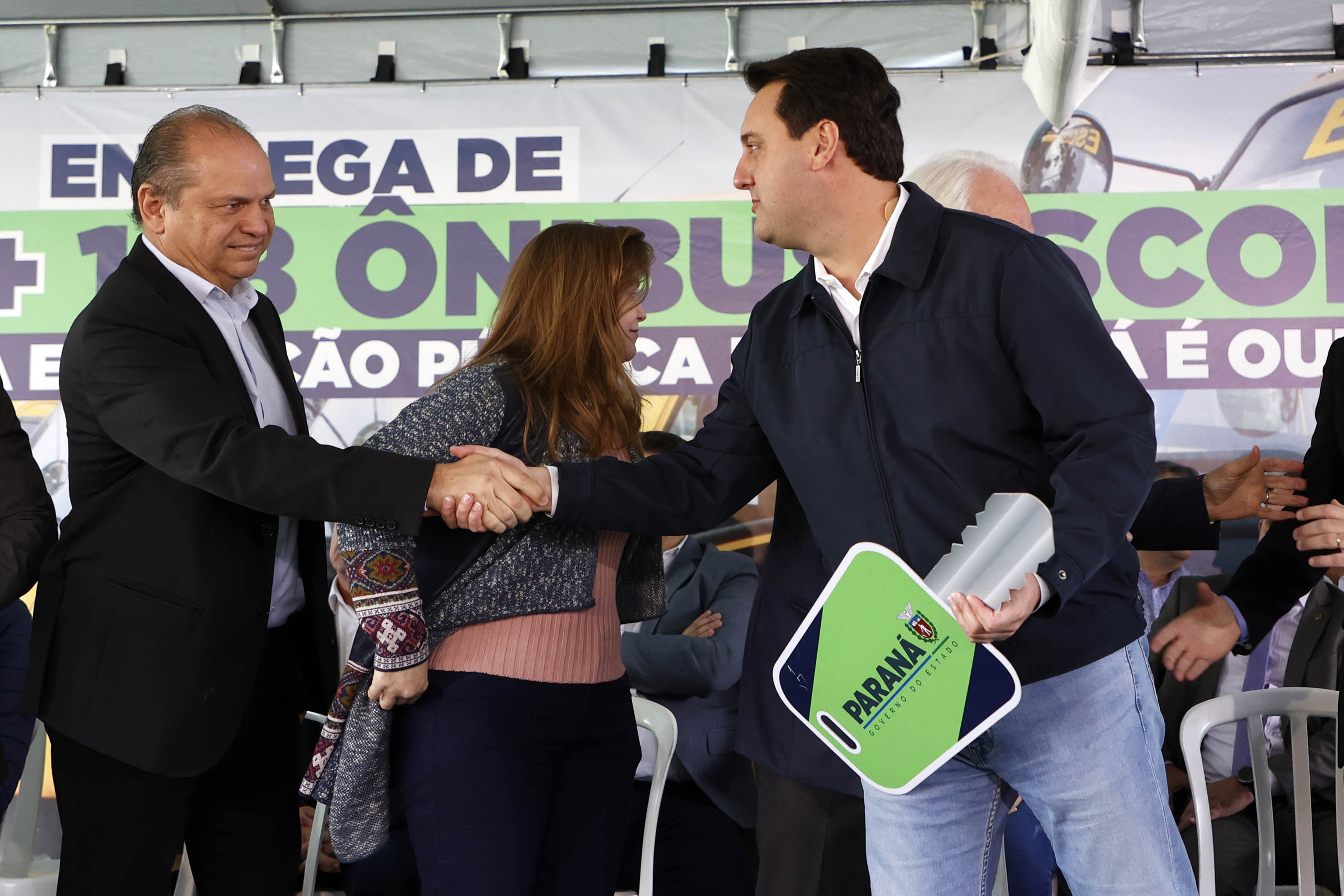 Governador entrega 128 ônibus para transporte de alunos das redes estadual  e municipais