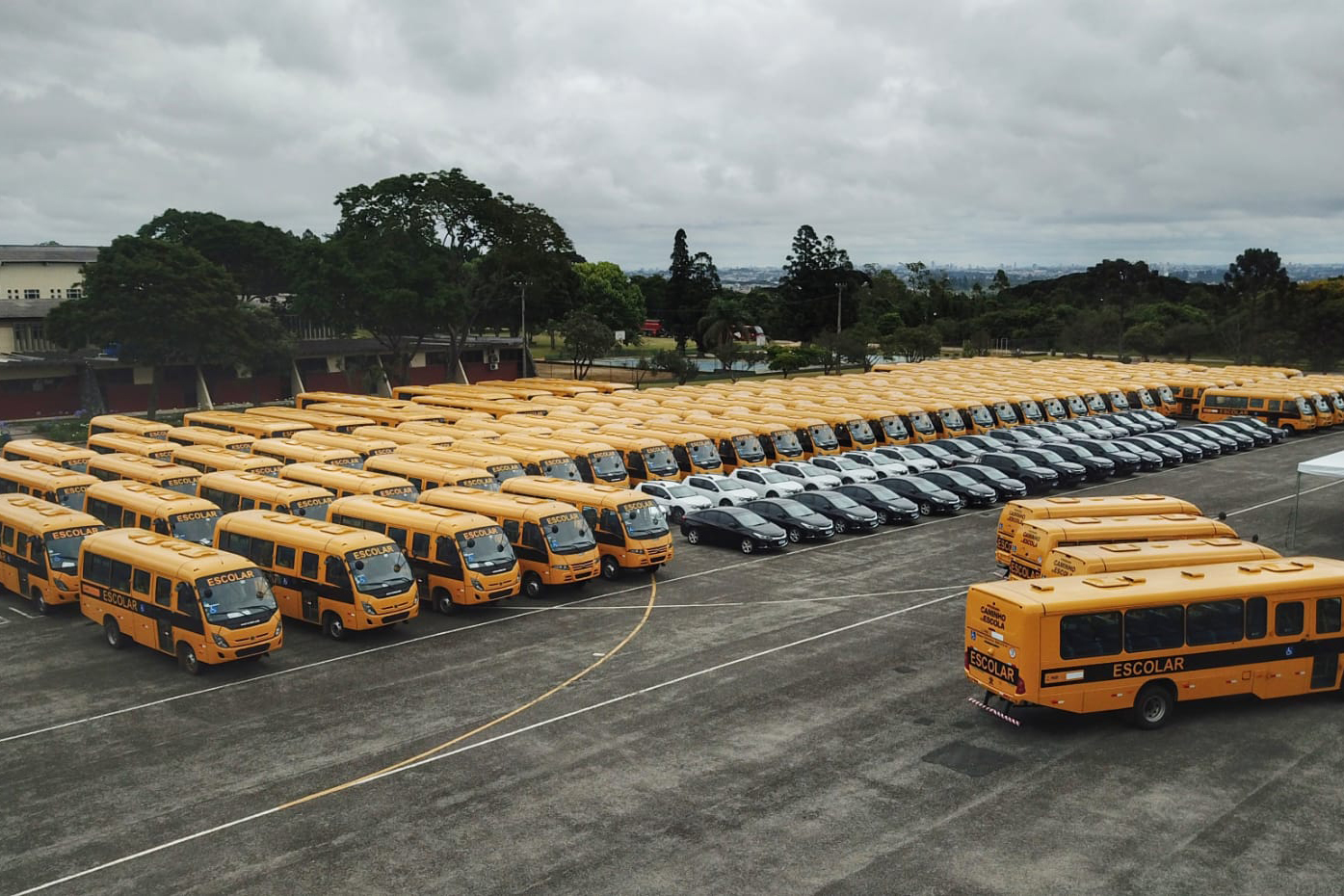 Governador entrega 128 ônibus para transporte de alunos das redes estadual  e municipais