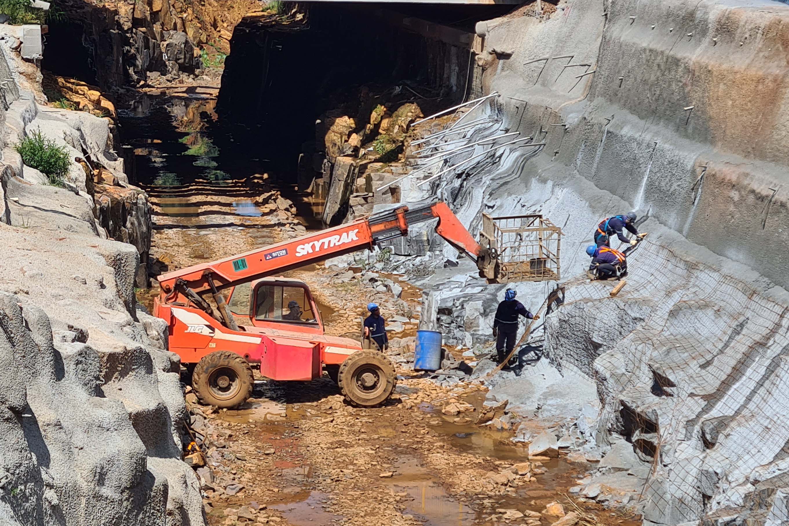 Com túnel finalizado, obras em canal de contenção de cheias de