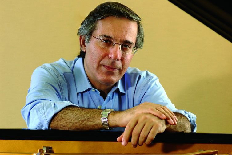  40ª Oficina de Música de Curitiba começa com o brilho do pianista Arnaldo Cohen no Teatro Guaíra