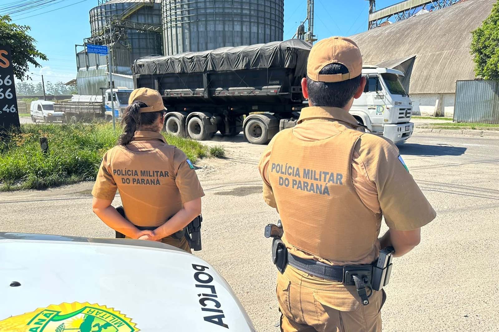 Polícia Militar recupera mais de 30 sacos com fertilizantes saqueados de caminhões em Paranaguá