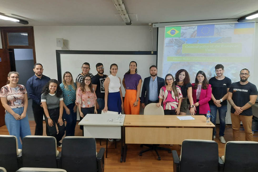  Dmytro está no Brasil desde agosto de 2022, desenvolvendo pesquisas no Centro de Ciências Sociais Aplicadas do Campus de Jacarezinho