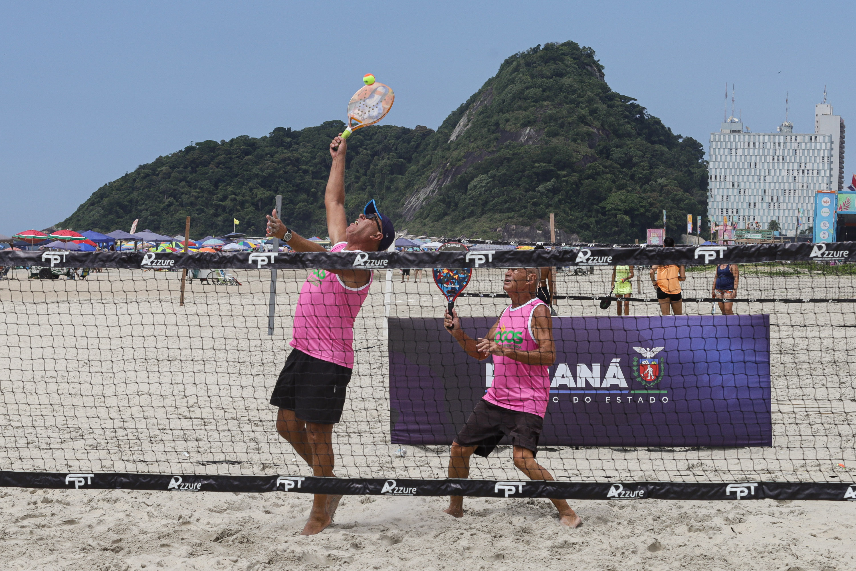 Atleta masculino sério na quadra de tênis para uma competição com