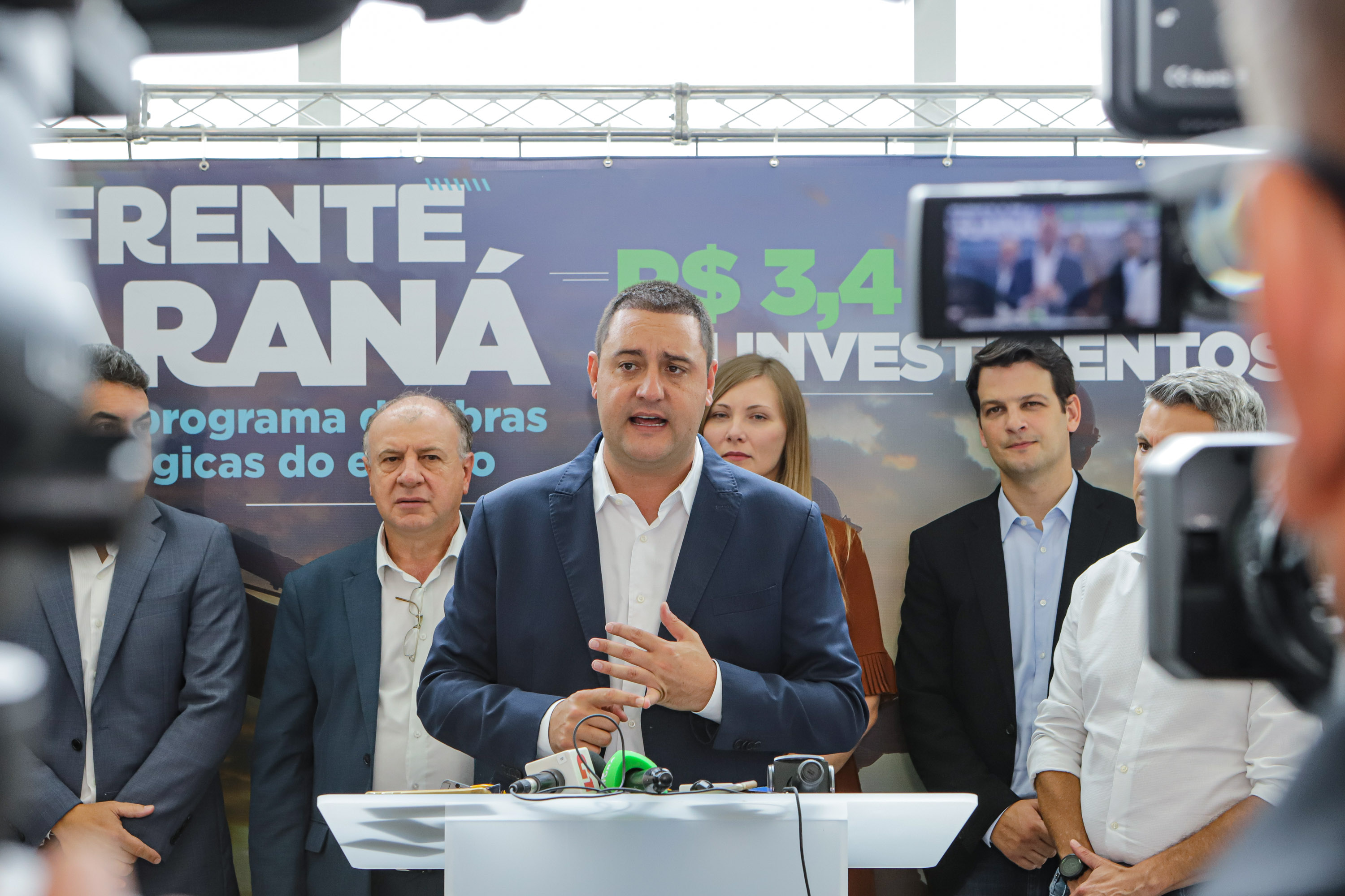  governador Carlos Massa Ratinho Junior anunciou nesta terça-feira (07) um pacote bilionário de investimentos em infraestrutura em diversas regiões do Paraná. 