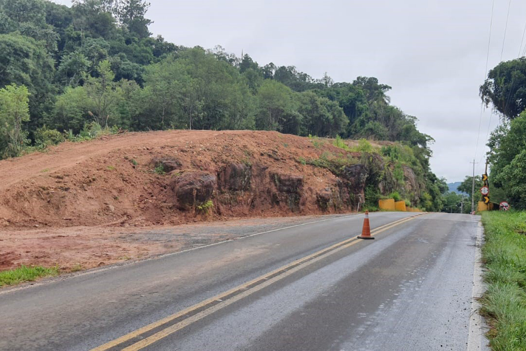 Contenção de rochas em União da Vitória avança com chegada de maquinário 