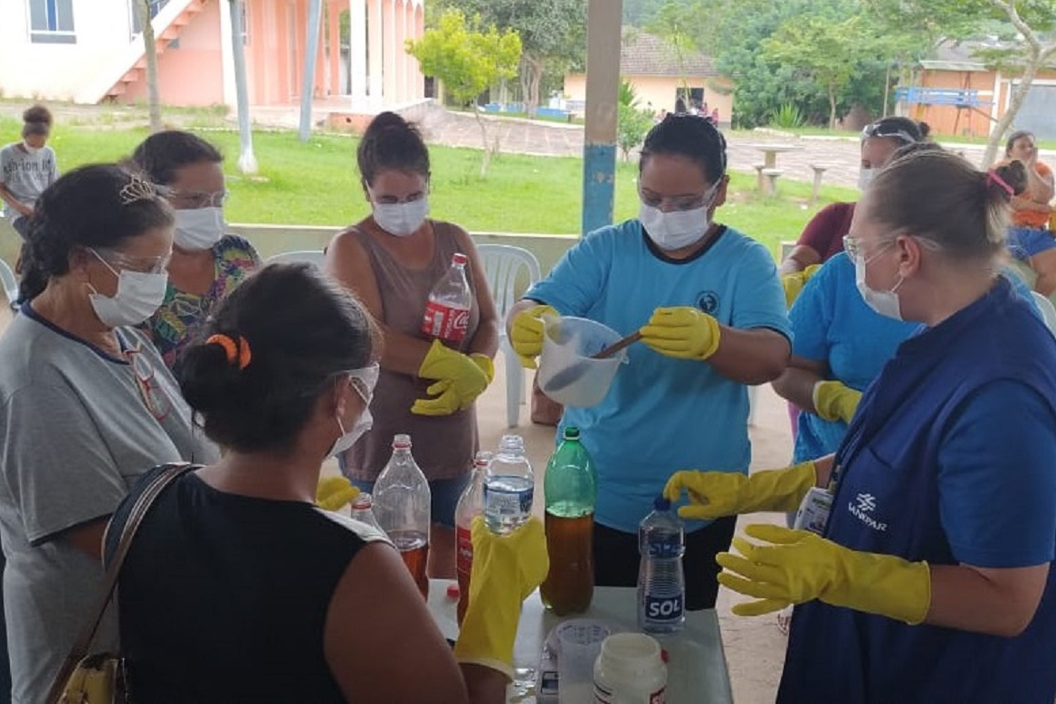 Mulheres de Cândido de Abreu aprendem a fazer sabão ecológico com a Sanepar
