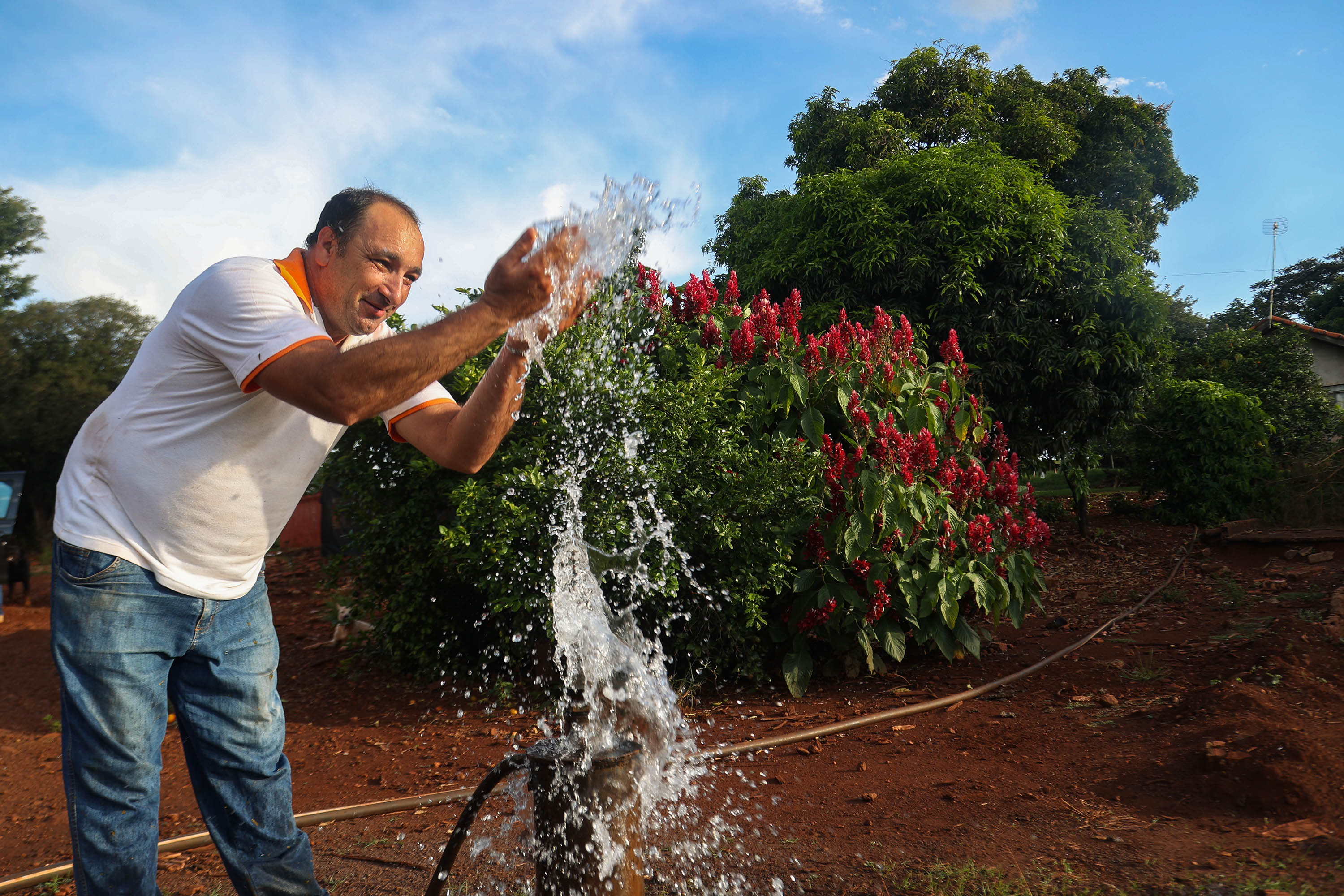 Paranaenses celebram a conquista de água de qualidade nas torneiras de casa