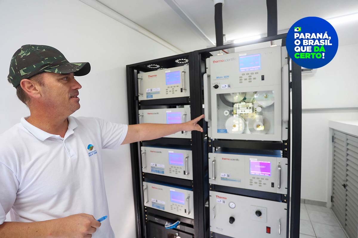 O membro da equipe de Gerenciamento da Qualidade do Ar do IAT, João Carlos de Oliveira, explicou que as 11 estações de monitoramento existentes no Paraná emitem dados em tempo real, de minuto a minuto.