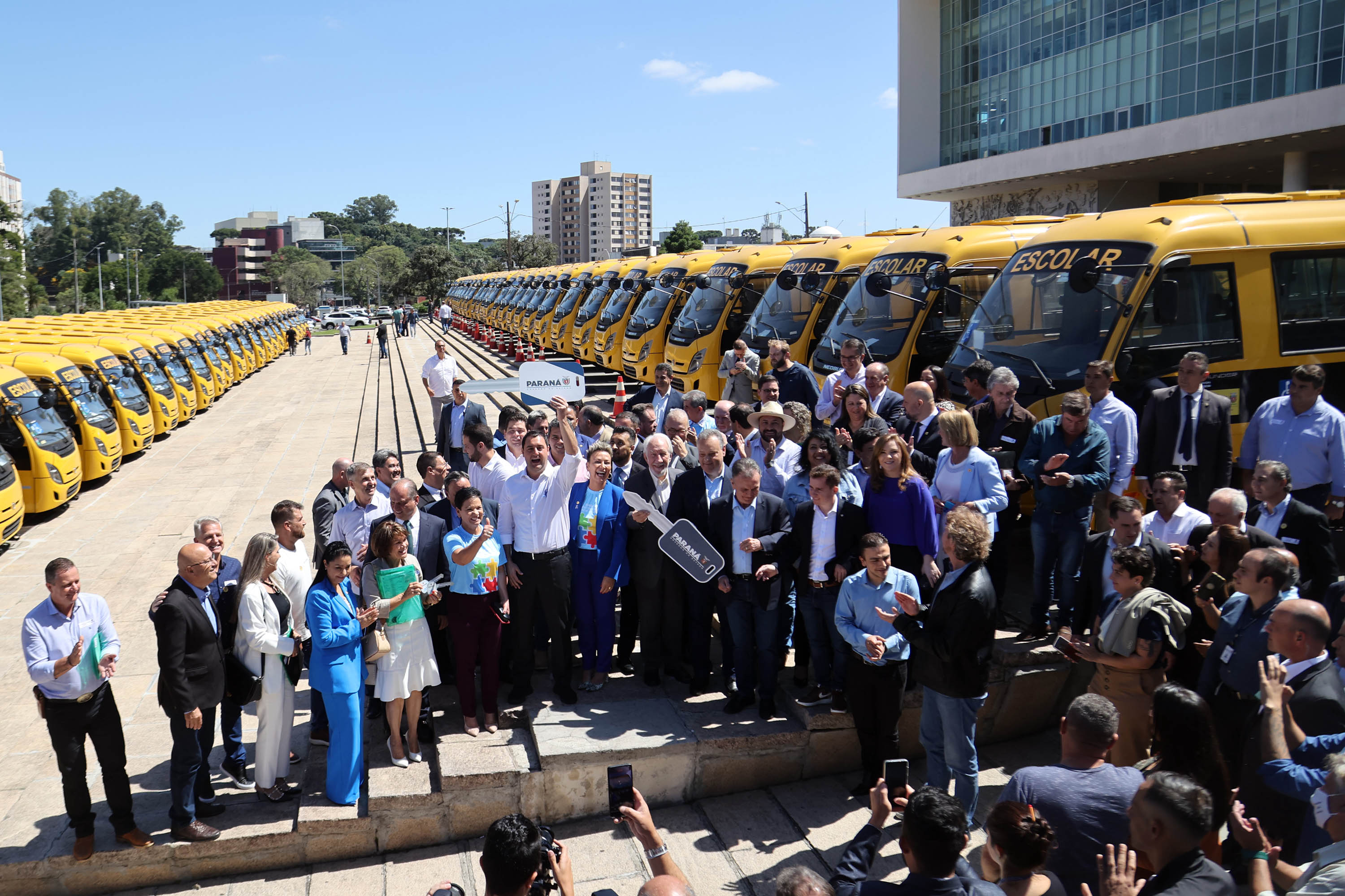 Governador entrega mais 173 ônibus escolares para a rede pública do Paraná