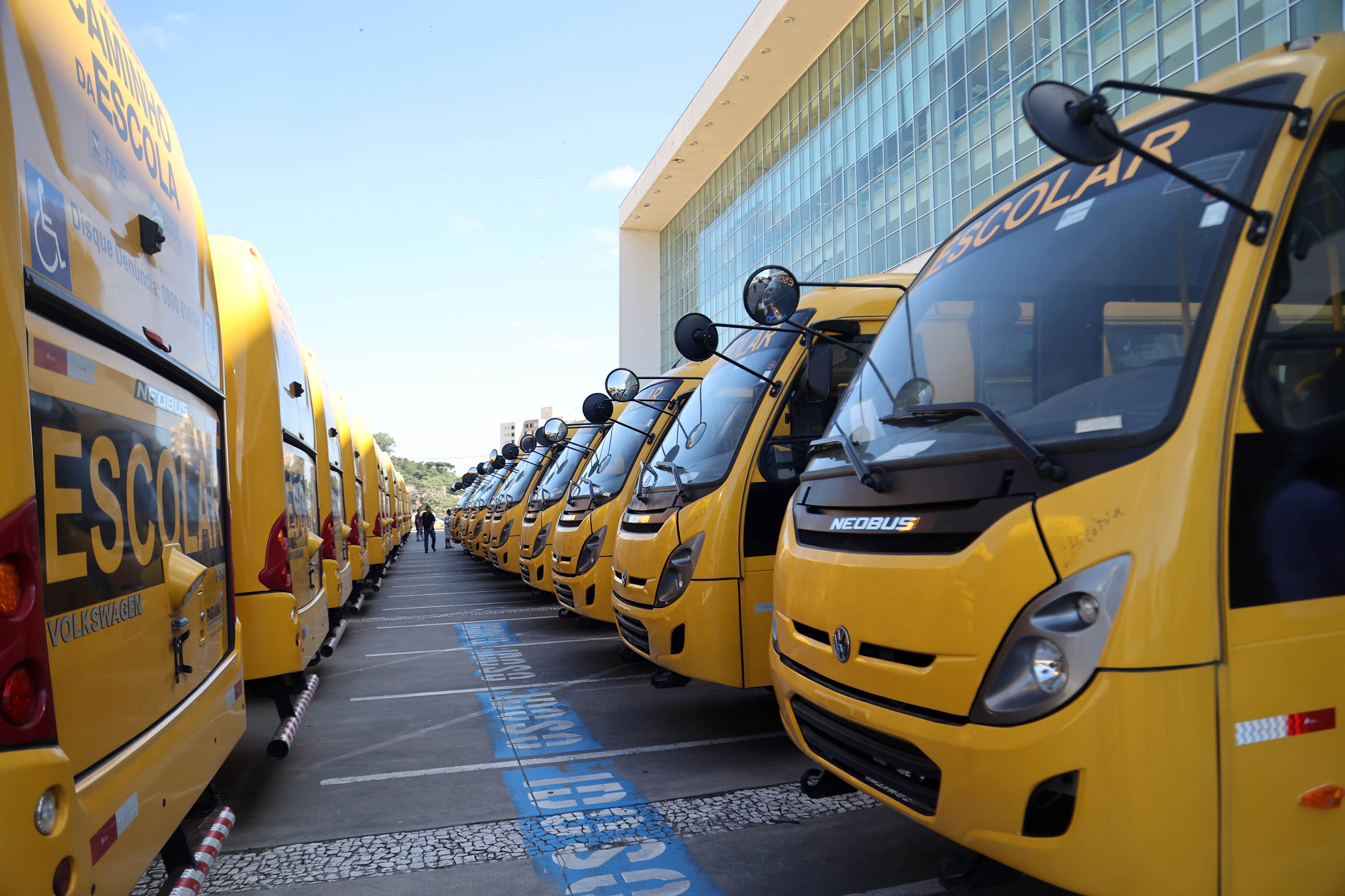 Governador entrega mais 173 ônibus escolares para a rede pública do Paraná