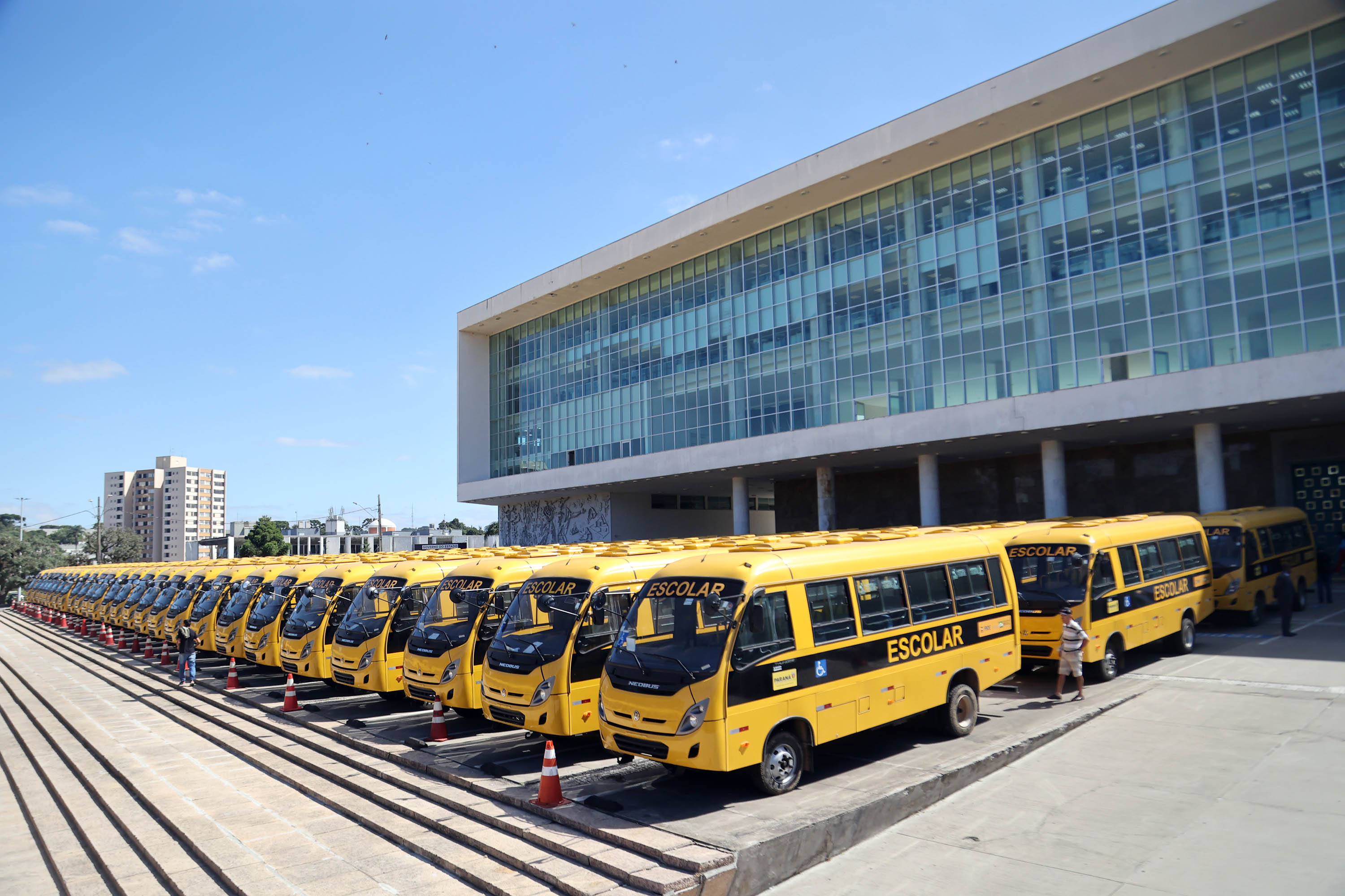 Governador entrega mais 173 ônibus escolares para a rede pública do Paraná