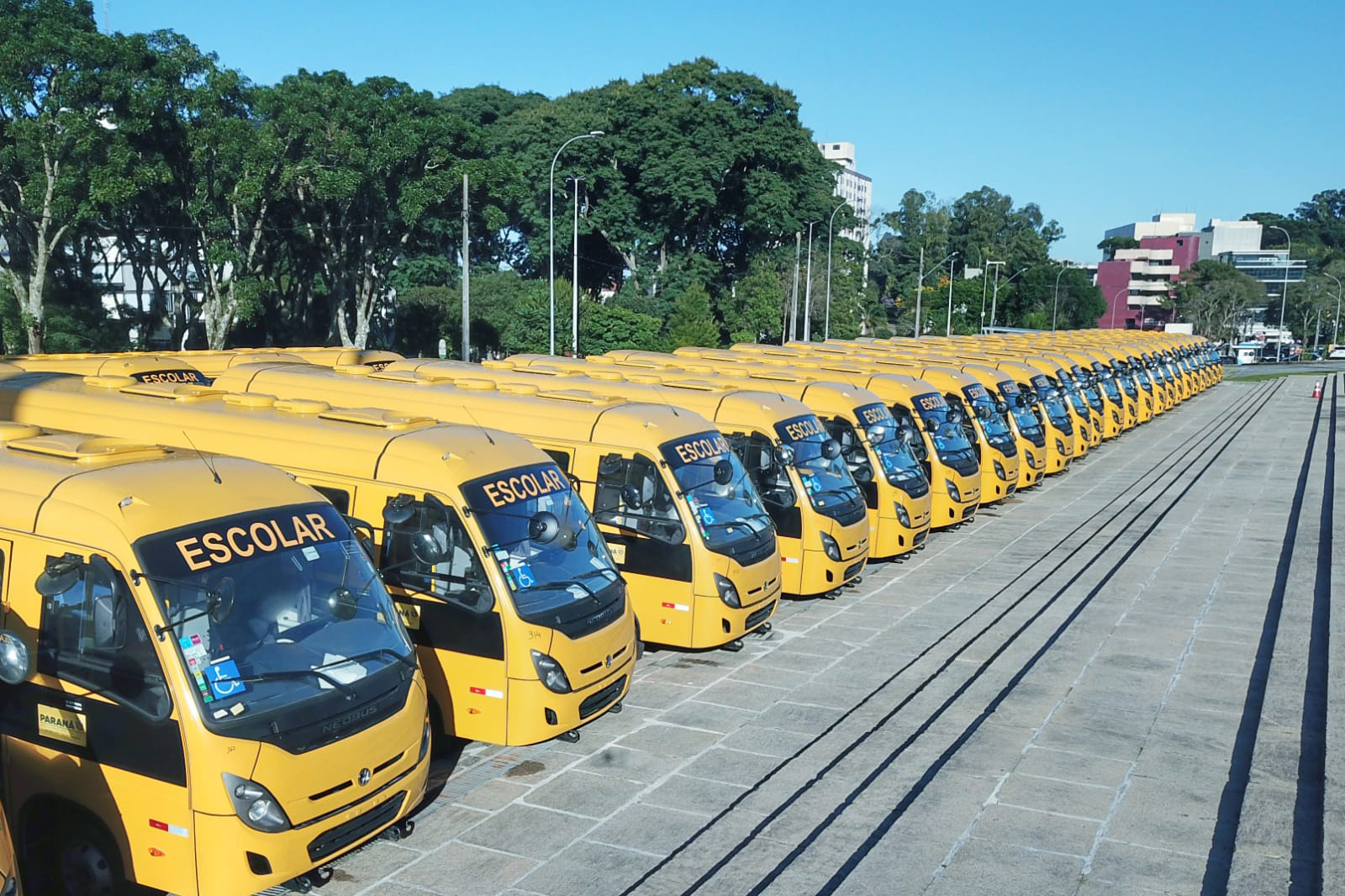 Governador entrega mais 173 ônibus escolares para a rede pública do Paraná