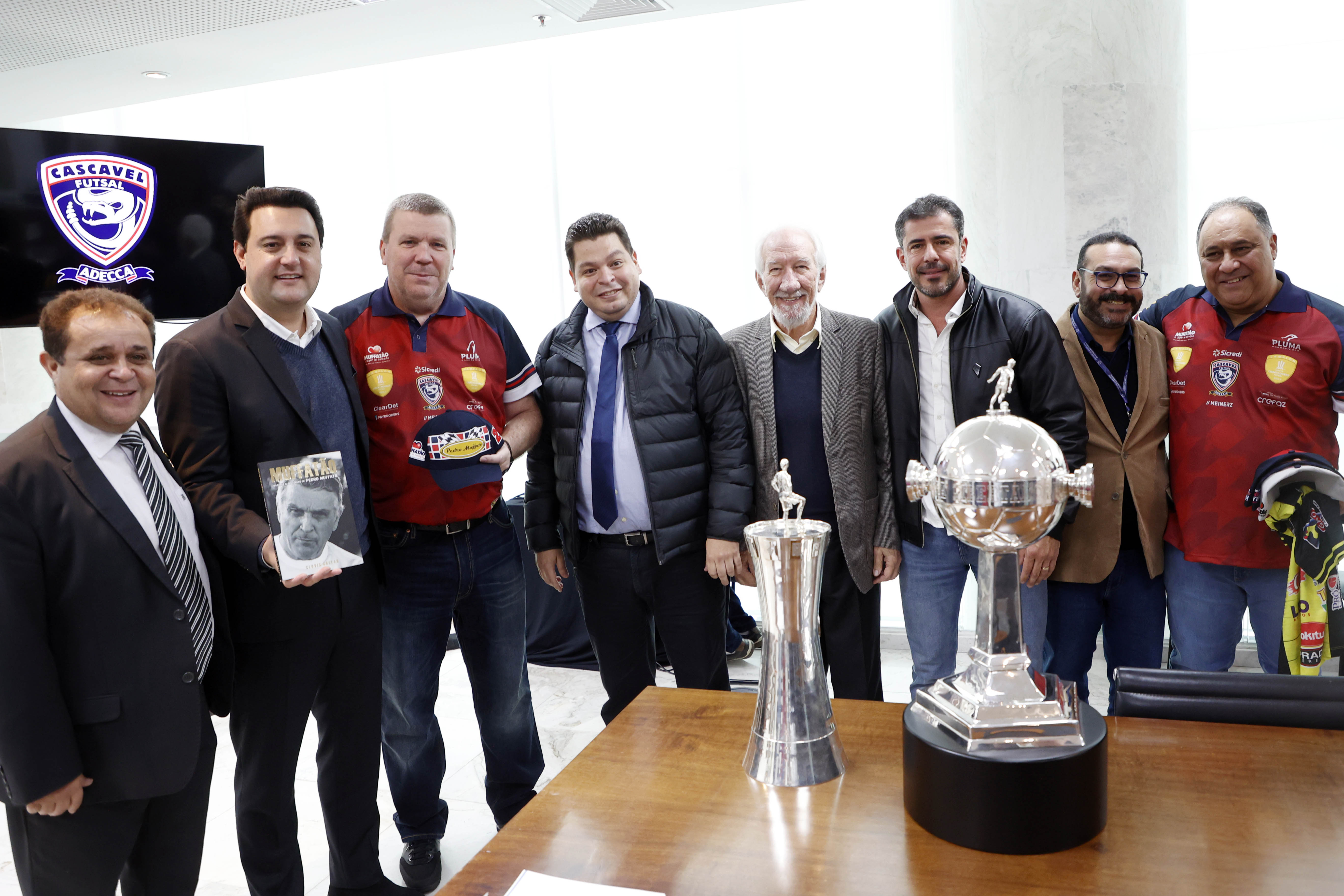 Governador entrega a taça de campeão na decisão do Campeonato