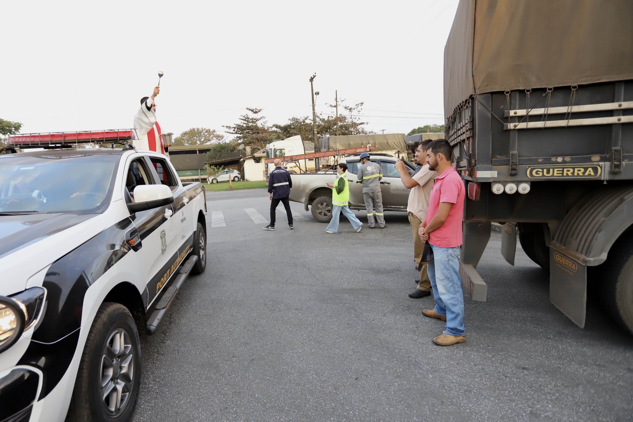 No Porto de Paranaguá, caminhoneiros recebem a bênção de São Cristóvão