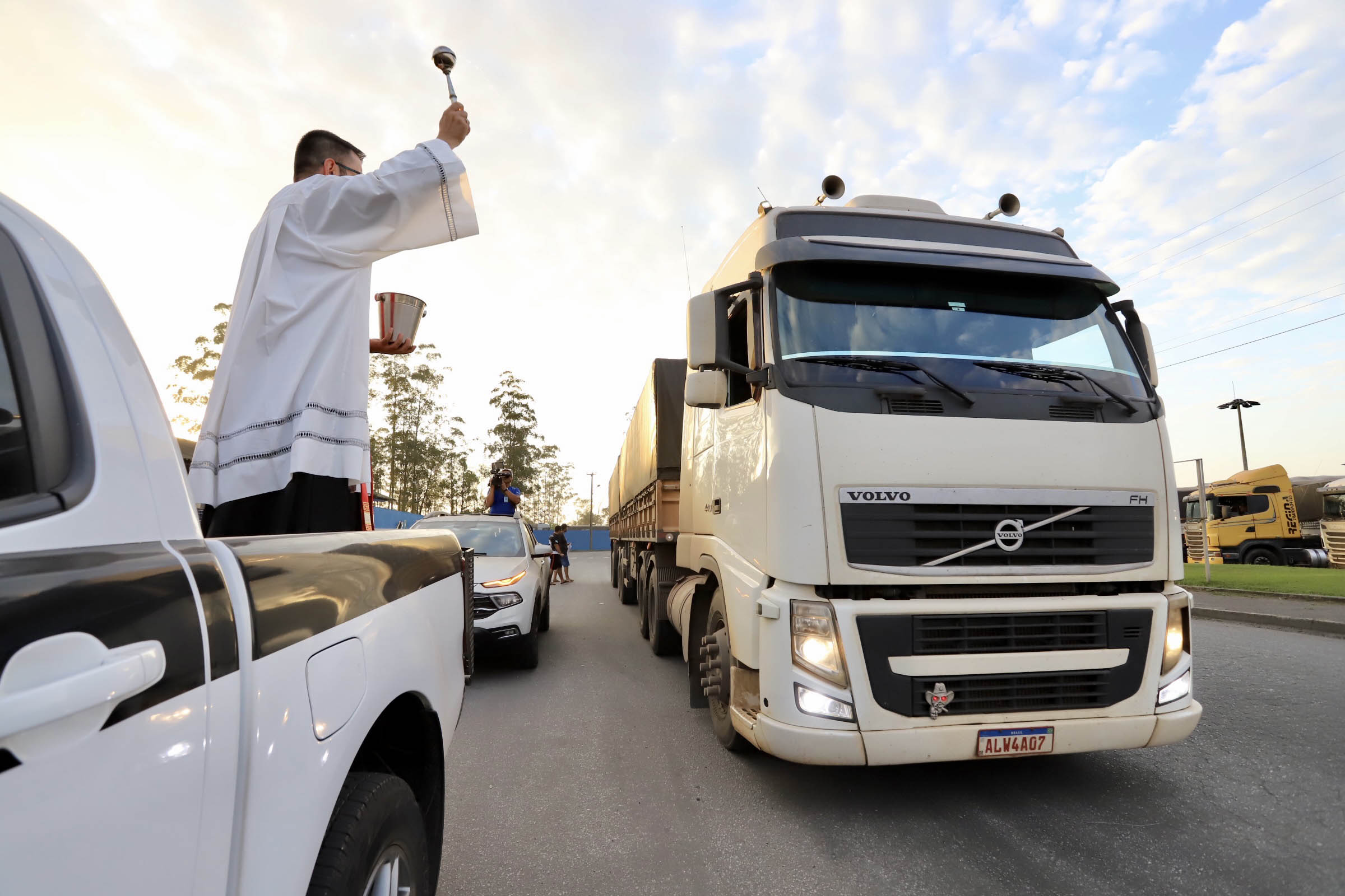 No Porto de Paranaguá, caminhoneiros recebem a bênção de São Cristóvão