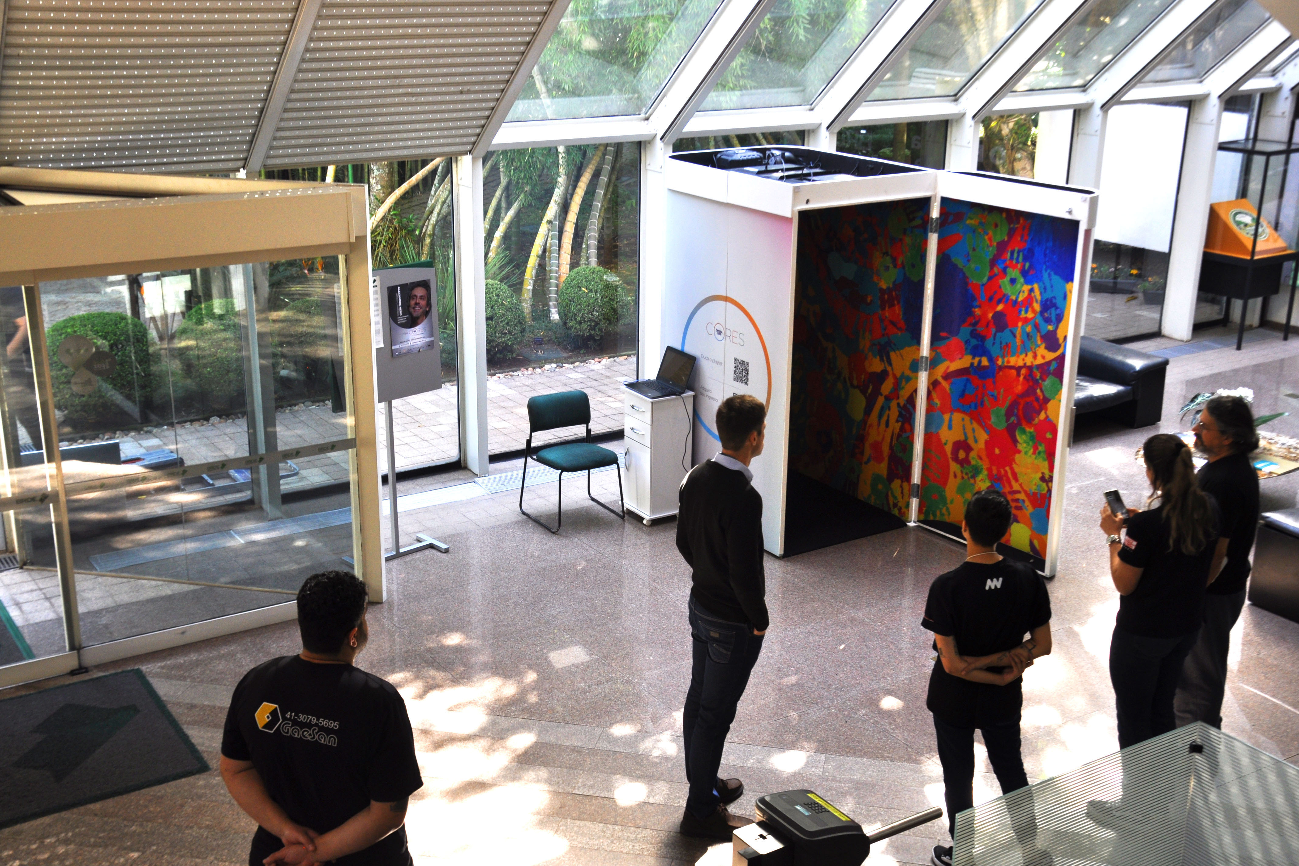  Caixa sensorial do projeto Ópera das Cores no hall da agência do BRDE