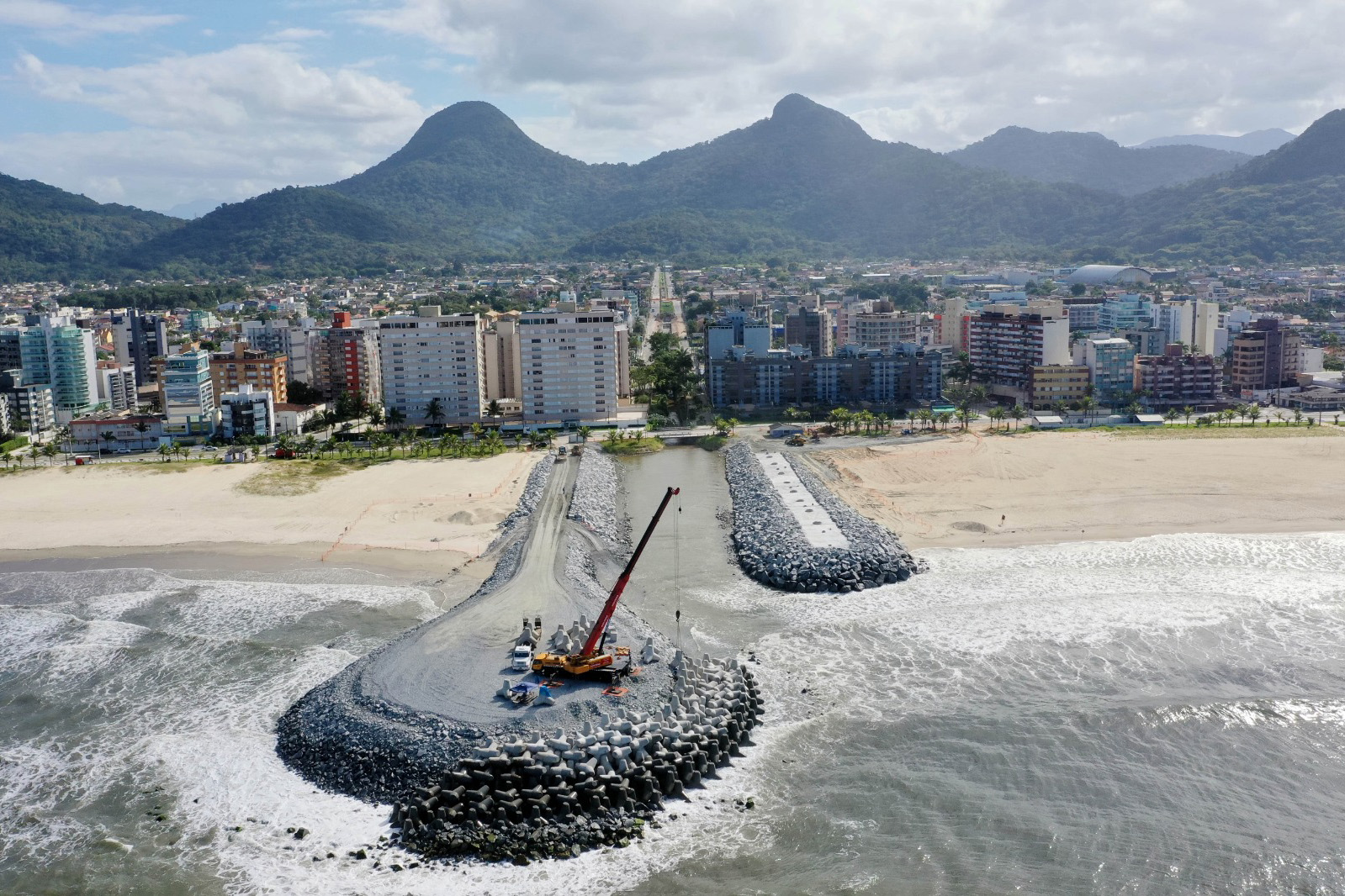 Com estruturas finalizadas, obras da Orla de Matinhos chegam a 86