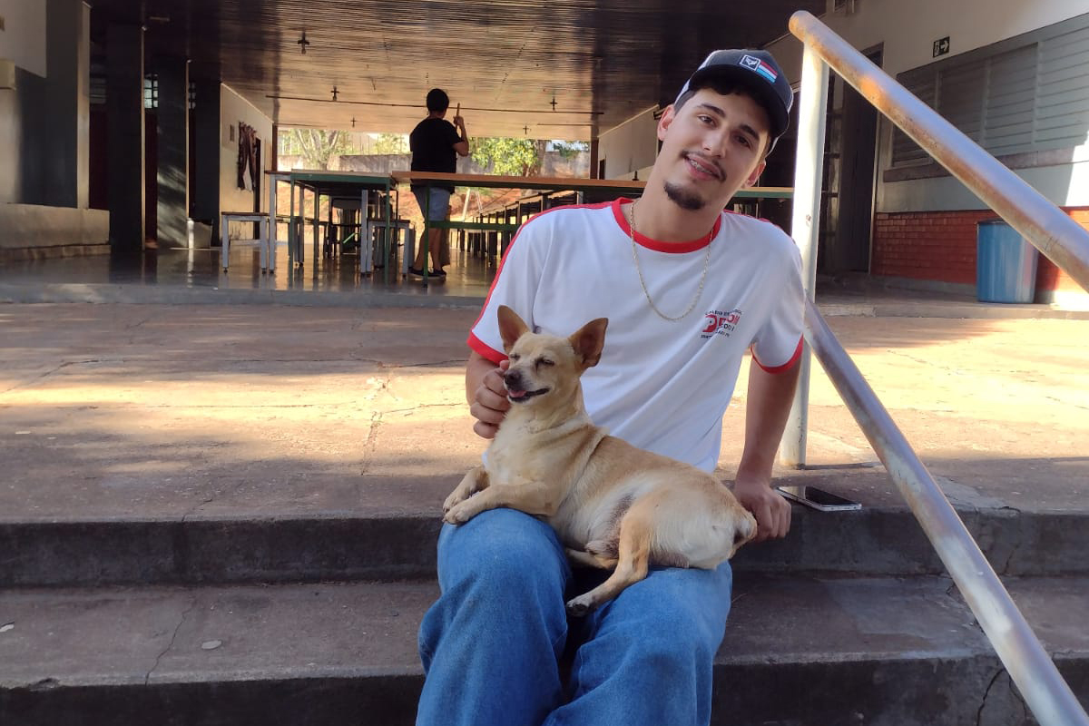 Pets “adotam” escolas da rede e viram “xodó” de alunos e professores do Paraná