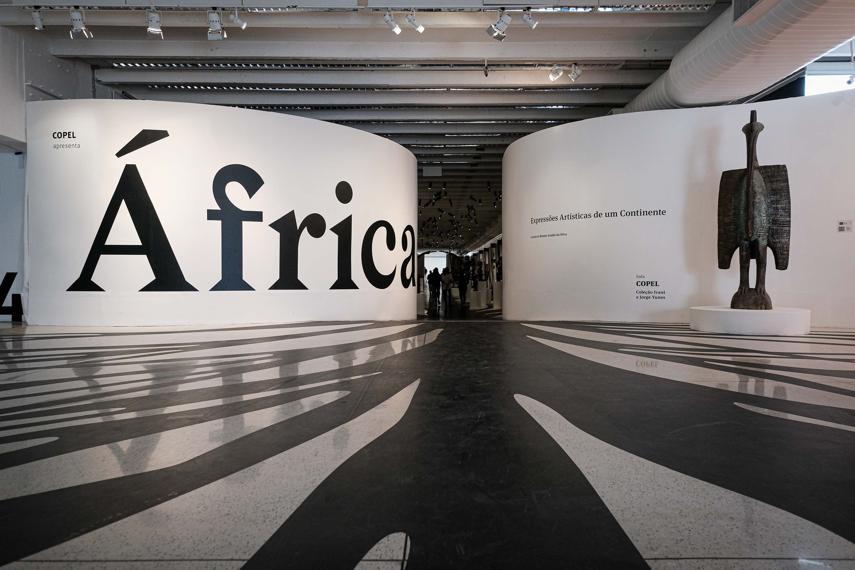 Dentro da temática da cultura popular brasileira e musicalidade afrodiaspórica, os inscritos entrarão em contato com os ritmos de raiz africana, com inspiração nos instrumentos presentes na mostra “África: Diálogos com o Contemporâneo” (Sala 4). 