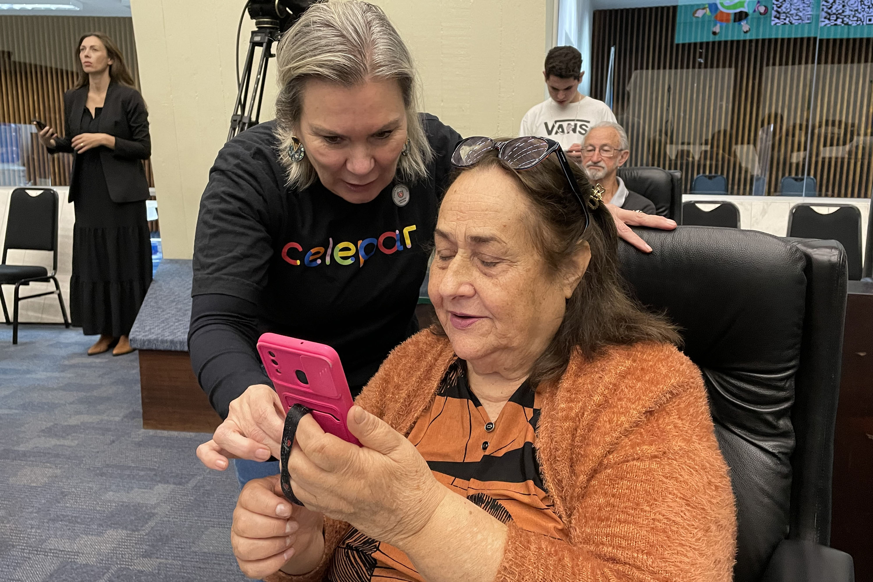 Com palestra sobre golpes virtuais, Celepar promove nova edição do curso de smartphone para idosos