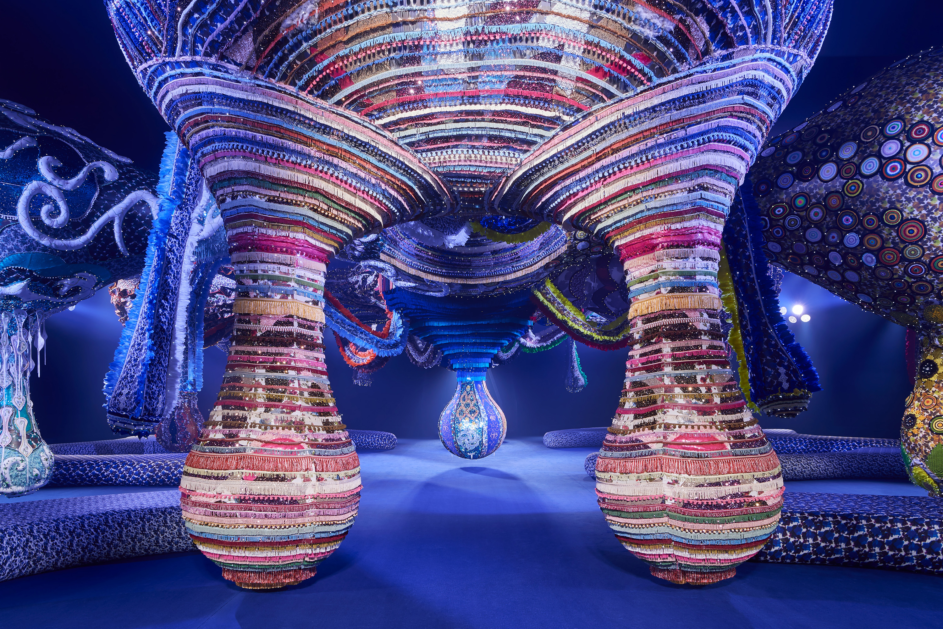 Museu Oscar Niemeyer promove a maior exposição individual de Joana  Vasconcelos no Brasil