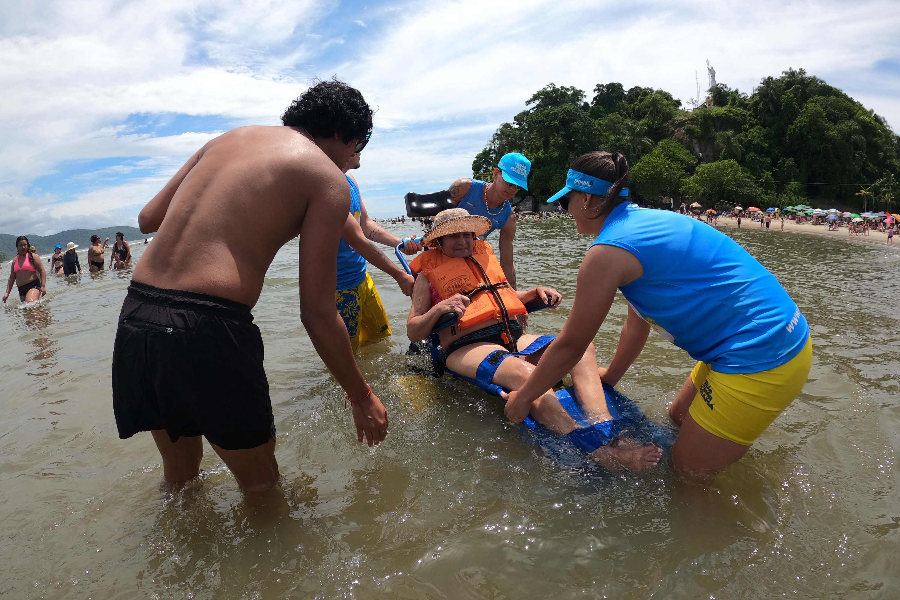 Praia Acessível permite a pessoas com deficiência tomarem banho de mar com segurança