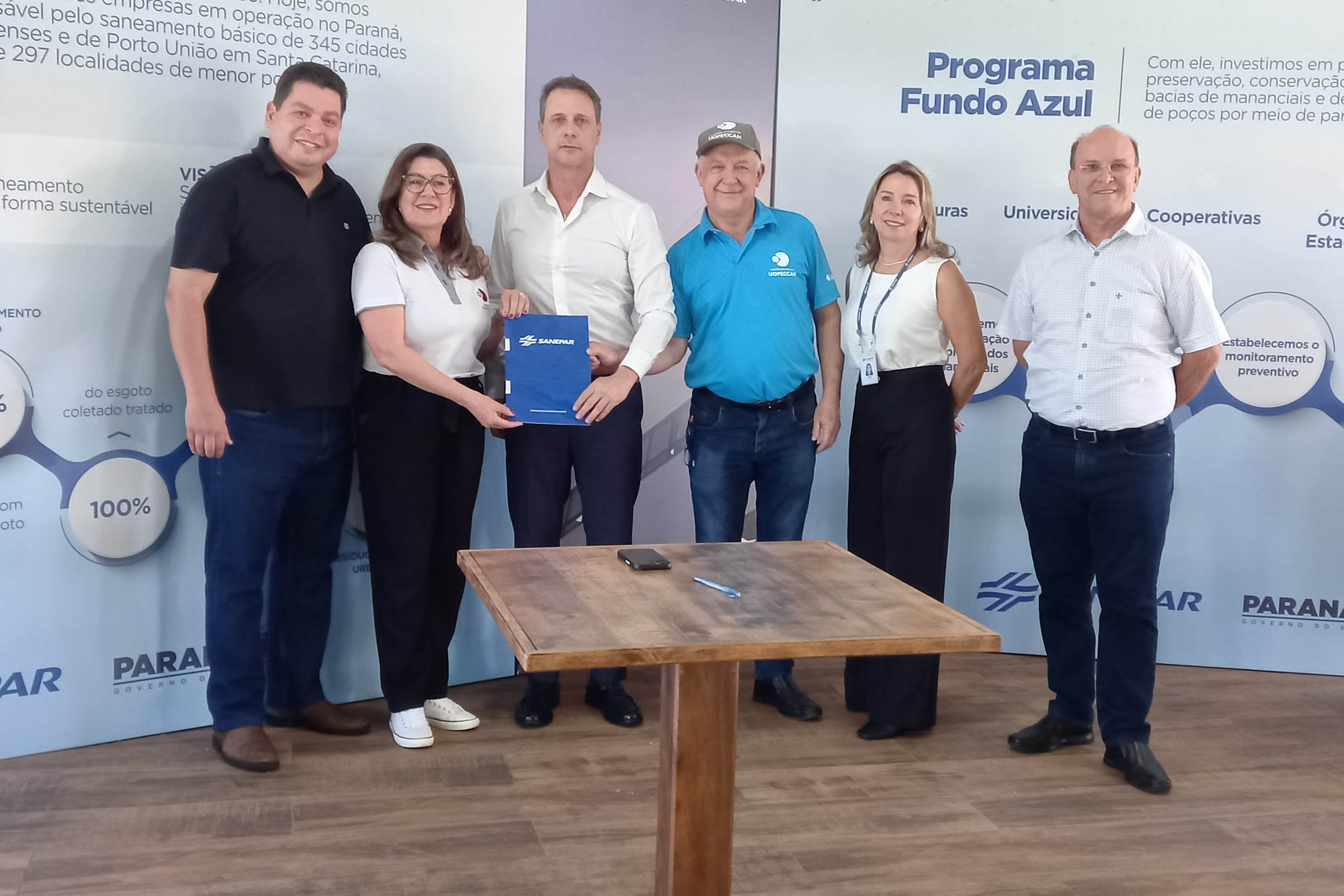 Sanepar faz doação e recebe troféu de Empresa Amiga da Uopeccan