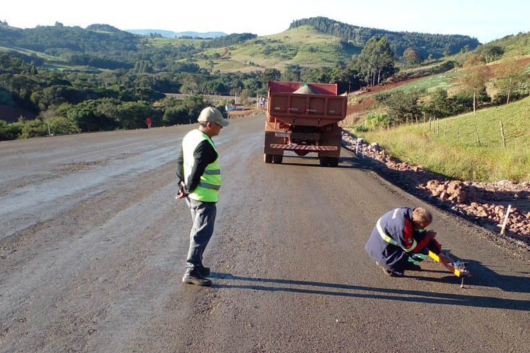 Pavimentação entre Pitanga e Mato Rico está 74% finalizada 