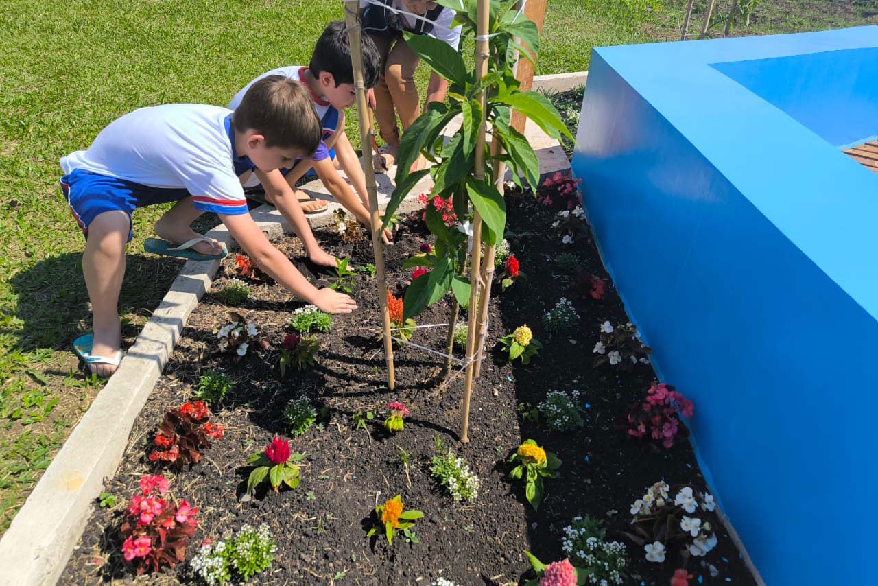 Estudantes de União da Vitória recebem Jardim de Água e Mel da Sanepar