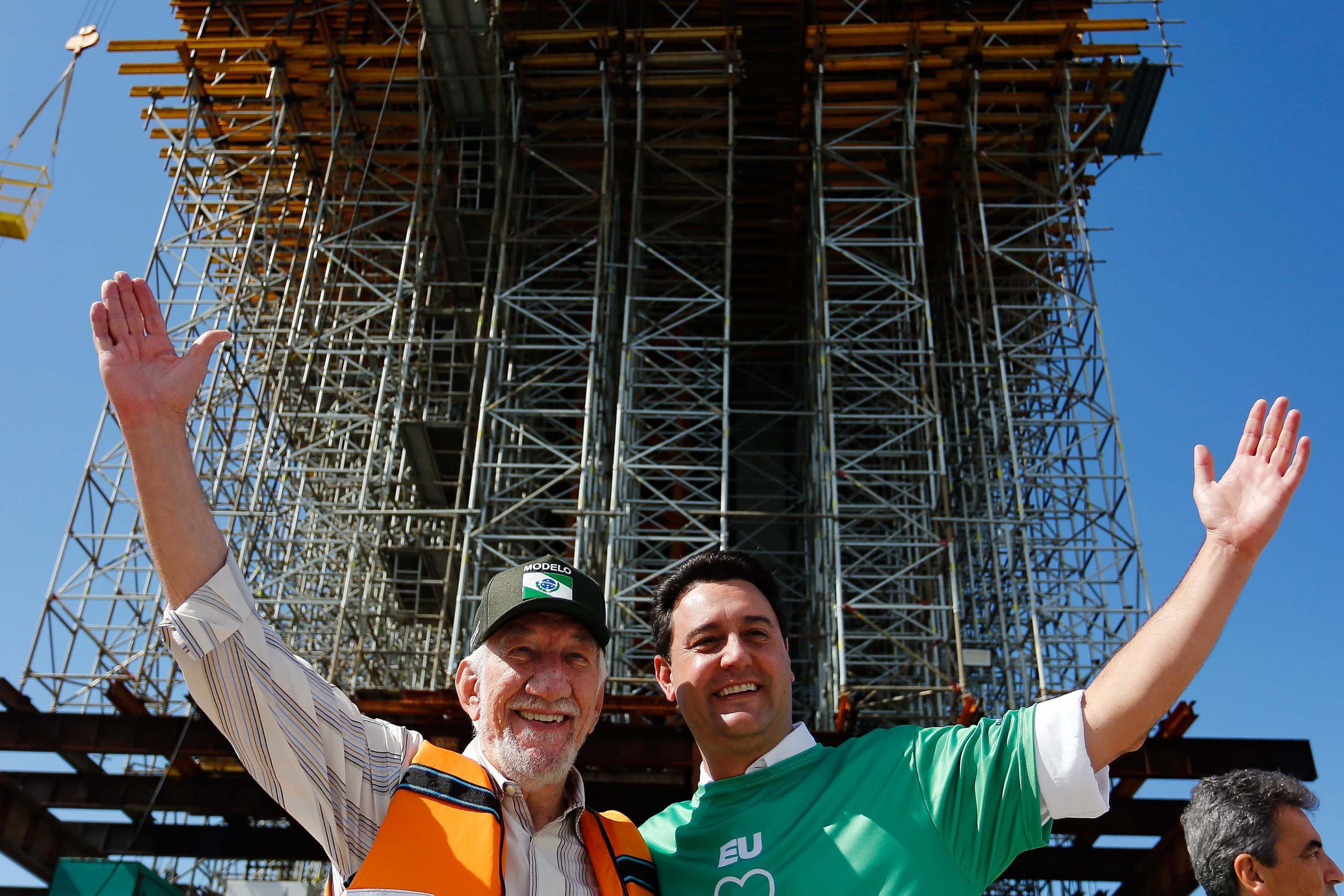 Em ritmo acelerado, a construção da Ponte de Guaratuba chegou à metade da execução. O governador Carlos Massa Ratinho Junior esteve no canteiro de obras, nesta quinta-feira (1), para acompanhar a evolução da obra.