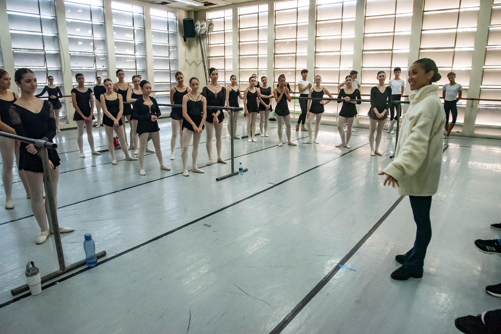 Ex-aluna, bailarina internacional Nayara Lopes retorna ao Teatro Guaíra para aula especial na Escola de Dança