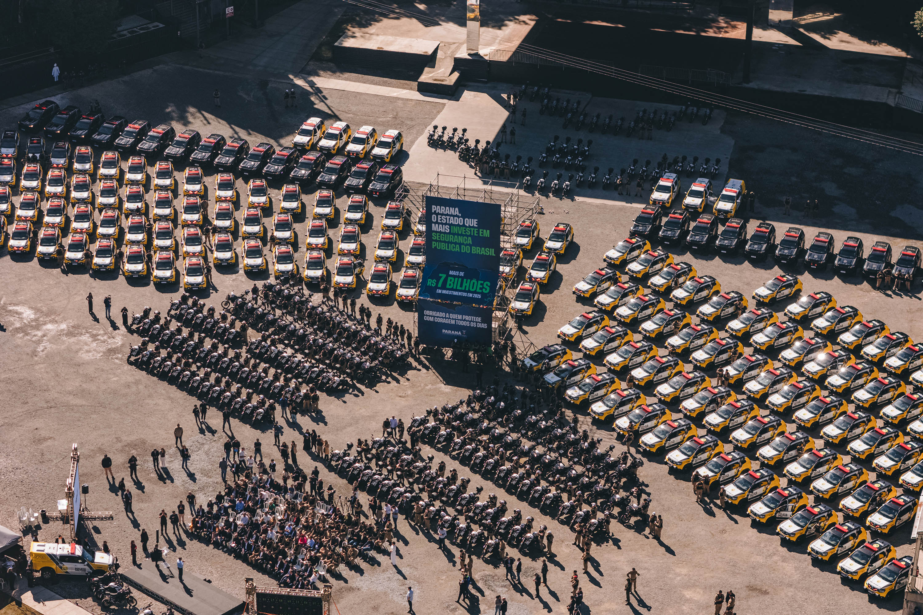 Investimento de R$ 63 milhões: Ratinho Junior entrega 431 motos e viaturas para a PMPR