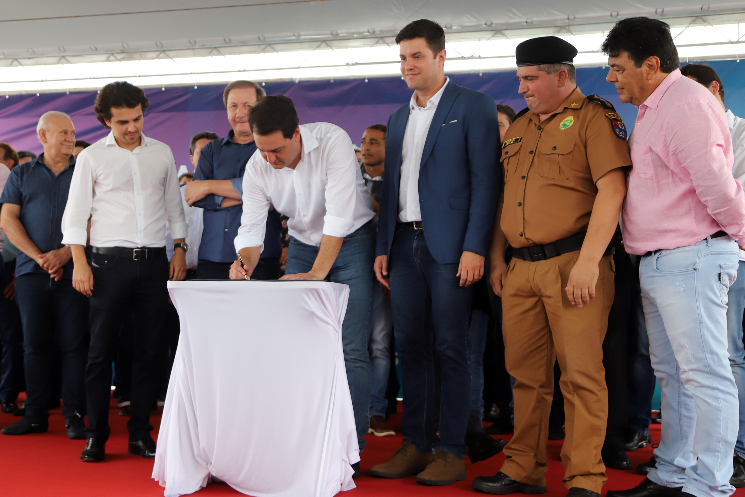 O governador Carlos Massa Ratinho Junior assinou nesta quinta-feira (10) o decreto que autoriza a implantação de um colégio da Polícia Militar do Paraná em Pato Branco. O decreto foi assinado na solenidade de inauguração do aeroporto municipal. A escola ficará na estrutura do Colégio La Salle, localizado em uma área central da cidade.  -  Pato Branco, 10/01/2019  -  Foto: José Fernando Ogura/ANPr