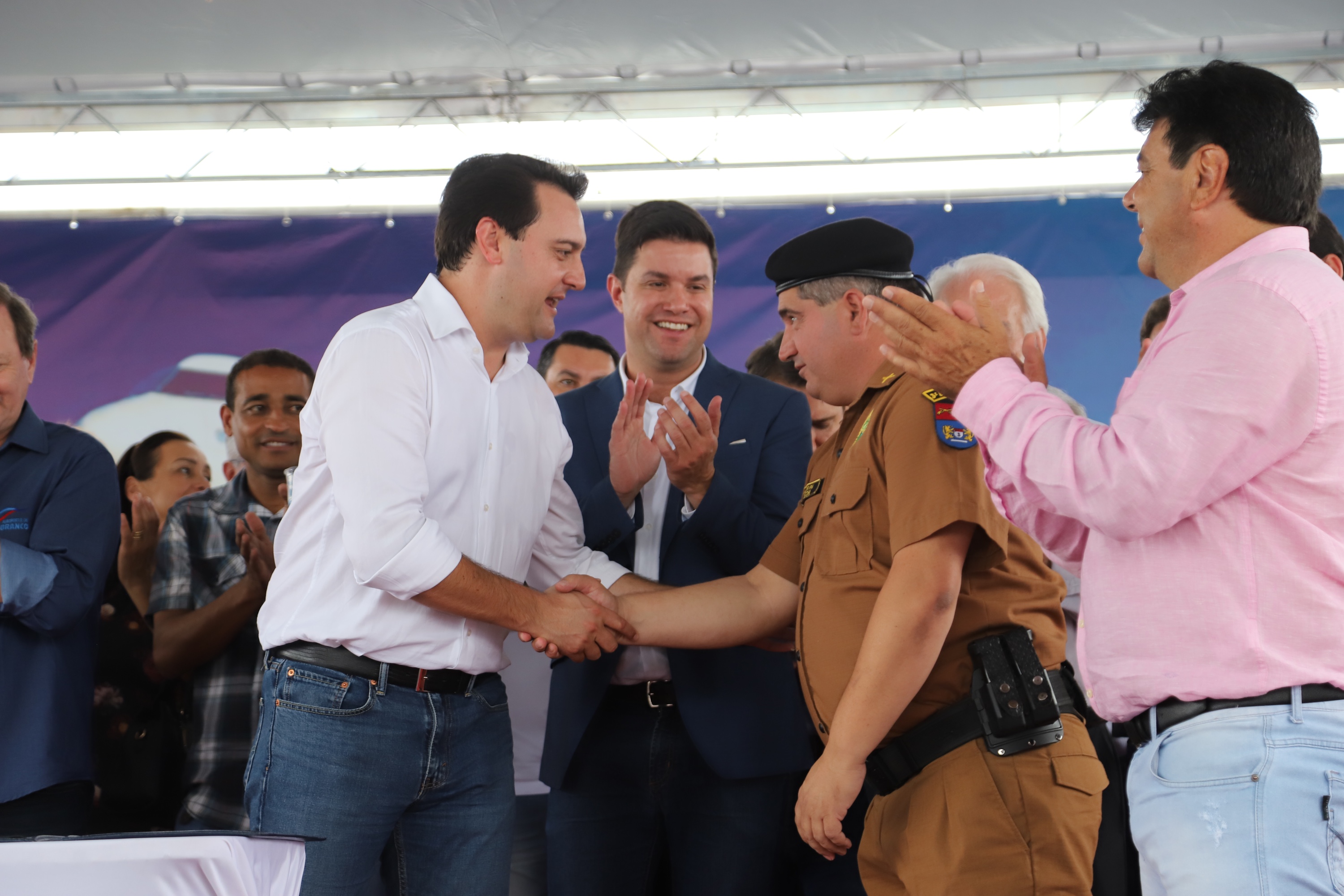 O governador Carlos Massa Ratinho Junior assinou nesta quinta-feira (10) o decreto que autoriza a implantação de um colégio da Polícia Militar do Paraná em Pato Branco. O decreto foi assinado na solenidade de inauguração do aeroporto municipal. A escola ficará na estrutura do Colégio La Salle, localizado em uma área central da cidade.  -  Pato Branco, 10/01/2019  -  Foto: José Fernando Ogura/ANPr